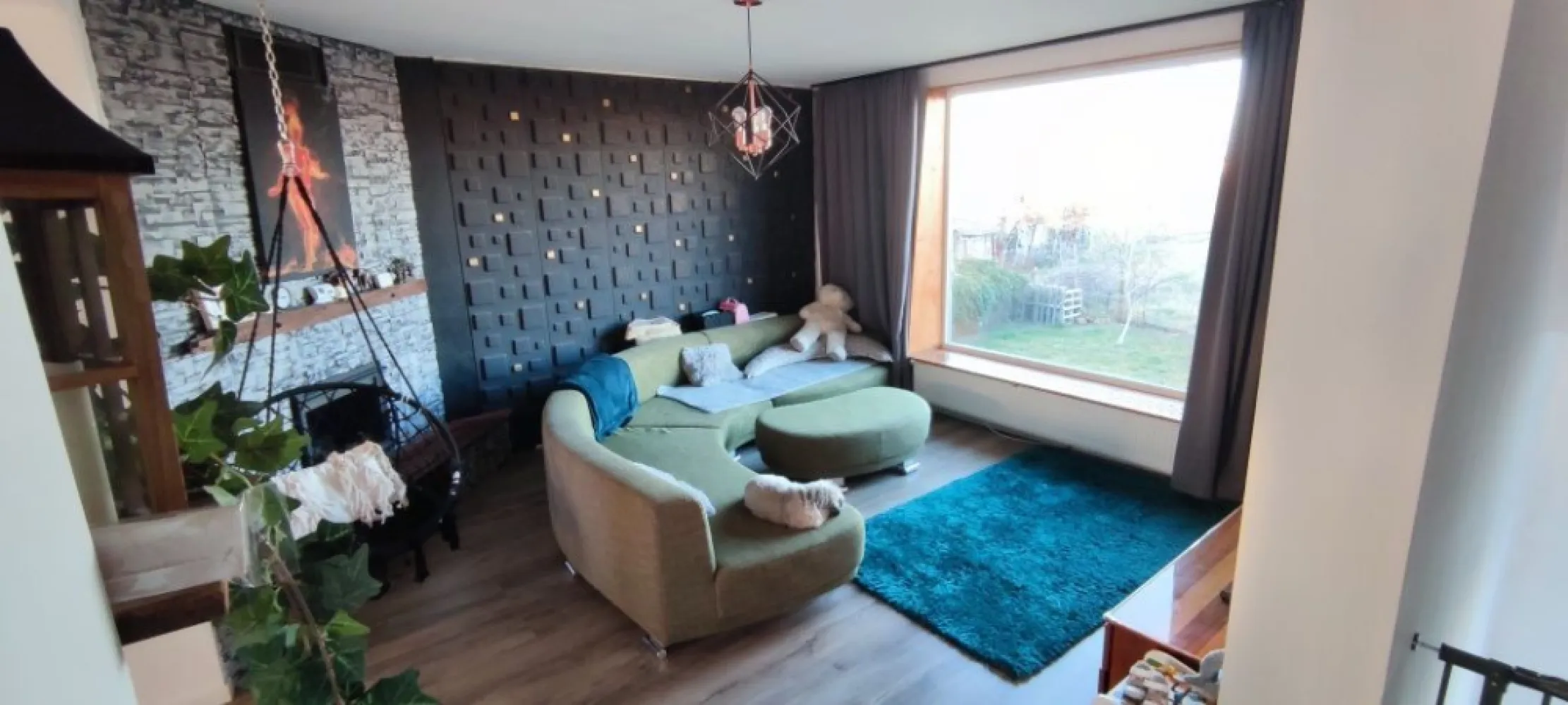 BRASADAS vinde casa cu 7 camere si teren 890mp în Decebal. - Agenția imobiliara BRASADAS vinde o casă modernă, spațioasă, situată într-o zonă liniștită din localitatea Decebal, la doar 15 minute de centrul orașului Satu Mare. Proprietatea dispune de dotări premium, un teren generos și este ideală atât pentru locuință personală, cât și pentru investiție.
Detalii proprietate:
Suprafață construită: 405 mp ( 135 pe nivel)
Suprafață teren: 890 mp
Front stradal: 20 m
7 camere
Bucătărie open space cu living, oferind un spațiu generos și luminosBeci spațios, care poate fi amenajat după bunul plac al viitorului proprietar.
Dotări și finisaje:Casă complet finisată
Panouri solare pentru eficiență energetică
Sistem de climatizare
Geamuri termopan
Încălzire cu centrală proprie pe gaz sau semineu
Teren îngrădit
Utilități: apă, gaz, curent, canalizare
Pentru mai multe oferte accesați www.brasadas.com.
