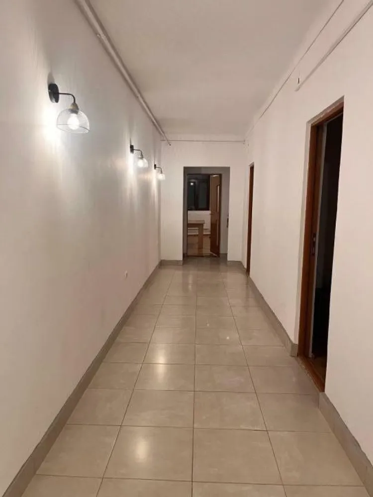 Ag BRASADAS închiriază BIROU 4 cam 120 mp Piaţa Romană. - Ag BRASADAS închiriază un apartament/saptiu de birou generos de 4 camere, cu o suprafaţă utilă de 120 mp, situat într-o locaţie excelentă, la doar 5 minute de staţia de metrou Piaţa Romană.
Compartimentare:
â€˘ 4 camere spaţioase, cu suprafeţe cuprinse între 12,85 mp şi 40 mp
â€˘ Chicinetă
â€˘ Baie
â€˘ Hol
Detalii suplimentare:
Apartamentul este amplasat într-o clădire solidă, cu regim de înălţime S+P+5E, finalizată în anul 1941. Cladirea este expertizata si a fost încadrată în clasa de risc seismic RS3. 
Beneficiază de:
â€˘ Centrală termică proprie
â€˘ Ferestre PVC
â€˘ Renovare recentă
Vecinătăţi şi avantaje:
â€˘ Piaţa Alexandru Lahovari
â€˘ Acces rapid la mijloace de transport, inclusiv metrou (Piaţa Romană â€“ 5 minute)

Pentru mai multe oferte accesați www.brasadas.com.