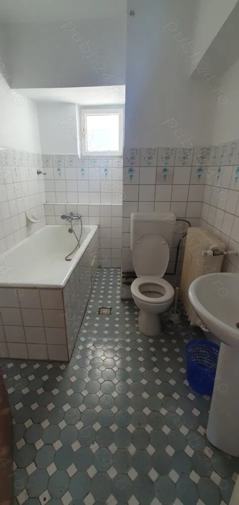 Ag BRASADAS închiriază 4 cam 100mp etaj 6/8, Pta Unirii. - Agenția BRASADAS închiriază apartament decomandat cu 4 camere, 2 bai, 4 terase, 100 mp. situat la etajul 6 din 8, cu vedere bilaterala (vedere nord-est spre Hanul lui Maniuc si magazinul Unirea, vedere sud-vest spre biserica Domnita Balasa si casa Poporului), compus din 4 camere, 2 bai, 4 balcoane, gresie + parchet, clasa energetica A, aer conditionat, semi-mobilat pentru birouri, situat in Bucuresti, in Piata Unirii, bloc 16, scara 2, (bloc Vodafone), la 40 metri de intrarea la metrou statia Unirii, pe o scara cu vecini linistiti si seriosi, cu video-interfon. Este disponibil imediat, si poate fi inchiriat pe termen scurt, mediu sau lung. Pret negociabil, pornind de la 980 euro sau 4.900 lei lunarPentru mai multe oferte accesați www.brasadas.com.