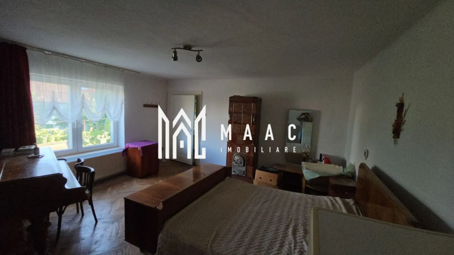 Casa individuala | 5 camere | 1056 mp teren | Cisnadie - MAAC Imobiliare vă propune spre vânzare o casa cu 5 camere situata în Cisnădie. Regim de inaltime: D+P+P Compartimentare: Demisol- pivinta, 2 camere, spatiu pentru living-birou-baie. Parter-living, 2 dormitoare, bucatarie si baie. In plus un teren de 1056 mp. Există proiect de extindere și etajare. Această proprietate este ideală pentru cei care doresc să investească și să personalizeze locuința după propriile nevoi. Pentru mai multe detalii precizati telefonic ca ati vazut anuntul cu ID: CP2063454 }}