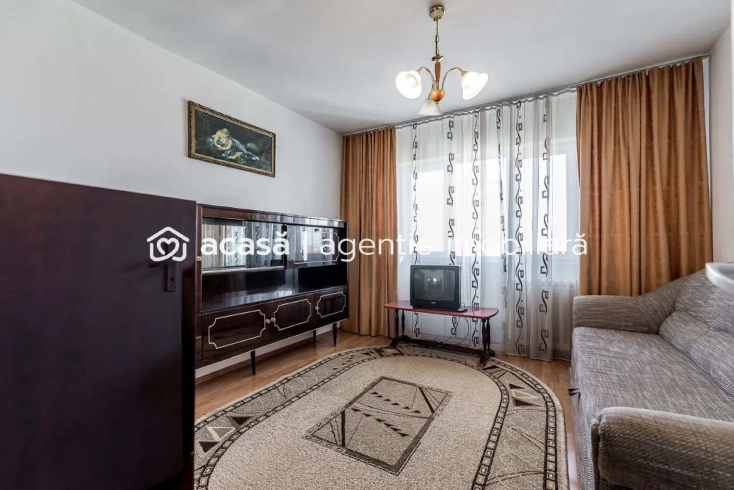 Apartament cu 3 camere în Podgoria Arad, vedere frumoasă, 2 balcoane - Apartament listat pentru prima dată la vânzare, situat în Podgoria Arad, una dintre cele mai căutate zone ale orașului – considerată punctul 0 al Aradului și cel mai important nod rutier și pietonal.

Locuința este amplasată la etajul 8 din 10, într-un bloc cu lift, oferind priveliște frumoasă către oraș, fiind ferită de agitația străzii.

Apartamentul este potrivit pentru o familie cu copil care își dorește să locuiască ultracentral, aproape de școli, transport public, magazine și zonele de interes ale orașului.

Compartimentare:
Apartament decomandat complet.
3 camere, bucătărie, baie cu geam, 2 balcoane,spatii de depozitare

✔ Poziție excelentă în Podgoria
✔ Etaj superior cu priveliște deschisă
✔ Bloc cu lift
✔ 2 balcoane
✔ Baie cu geam pentru aerisire naturală
✔ Preț atractiv pentru această zonă

📞 Pentru detalii și programare vizionare:
Andrei Caracioni
Telefon: 0757 662 907

Cod proprietate: CP2948668