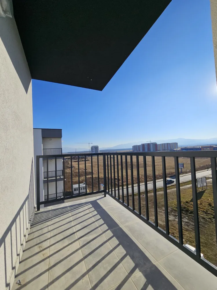 Apartament 3 camere – Bloc NOU – Doamna Stanca COMISION 0% CUMPARATOR | Etaj 5 - Descoperă acest apartament spațios de 65,45 mp, situat în zona Doamna Stanca, perfect pentru o familie sau pentru cei care caută un spațiu generos și confortabil.Living open space + bucătărie – 37 mpBirou – 10,1 mpDormitor – 12,1 mpBaie – 6,6 mpBalcon – 3,6 mpDotări și finisaje:Compartimentare modernă și practicăFinisaje premiumTâmplărie din profil PVC Salamander (6 camere) cu geam termopan, 3 foi de sticlăUșă metalică la intrarea în apartamentCasa scării finisată la cheieInstalații de încălzire, cu centrală proprie în condensație și calorifere din oțelRacorduri apă-canal în baie și bucătărieRacord gaz metan la bucătărieInstalații electriceȘapăPereți exteriori din zidărie de cărămidă de 25 cm grosimeIzolație termică cu polistiren de 10 cm, la exteriorTencuieli mecanizate la pereții interioriPereți despărțitori din cărămidăTavane tencuiteInstalații de contorizare pentru curent electric, gaz, apă, inclusiv branșamenteParcarea amenajată cu dale din betonLoc de parcare inclusPredare la stadiul de semifinisat avansat, cu posibilitatea finisării la cheie, conform preferințelor cumpărătorului.Un apartament ideal pentru cei care caută confort, lumină naturală și un spațiu generos!PREȚUL include TVA și FINISAJ LA CHEIE!Contactează-mă pentru mai multe detalii și pentru a programa o vizionare! }}