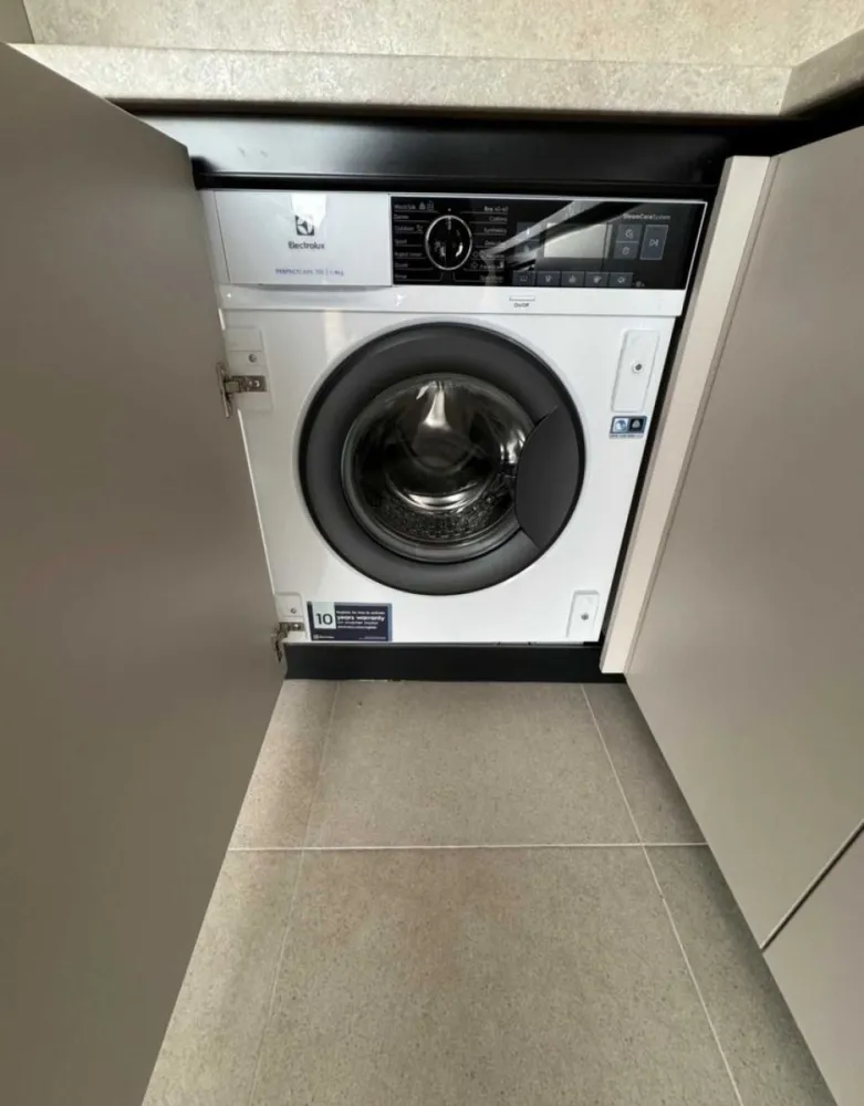Apartament 2 camere plus parcare - Bucurestii Noi - Metrou Jiului - Apartament de inchiriat cu doua camere + loc de parcare (inclus in chirie) + acces terasa spatiu comun, situat in complexul Marmura Residence din Bulevardul Bucurestii Noi nr.25, chiar langa gura de metroul Jiului.
Din 01.12.2024 este disponibil pentru inchiriat un apartament de doua camere situat in blocul E, scara 1, etaj 2 si un loc de parcare subteran (inclus in pretul chiriei). Apartamentul are o suprafata utila de 56 mp si este compus din living, dormitor, bucatarie, baie, hol, balcon. Apartamentul este mobilat si utilat (mobila, aer conditionat, plita electrica, hota, cuptor electric, masina spalat vase, masina de spalat rufe). Noul chirias va avea acces si la o terasa situata in complexul rezidential, la ultimul etaj, folosit ca spatiu comun de catre locatari. In complexul rezidential se mai gasesc o sala de fitness, cateva cafenele si restaurante. In imediata vecinatate a complexului se gasesc supermarchetul Penny si Auchan.

Inchirierea se face cu respectarea Regulamentului de Ordine Interioara al Complexului.

Chirie lunara: 650 euro, cu plata in avans a chiriei + 800 euro garantie (returnabila la sfarsitul contractului).

Pentru detalii – tel. 07******81