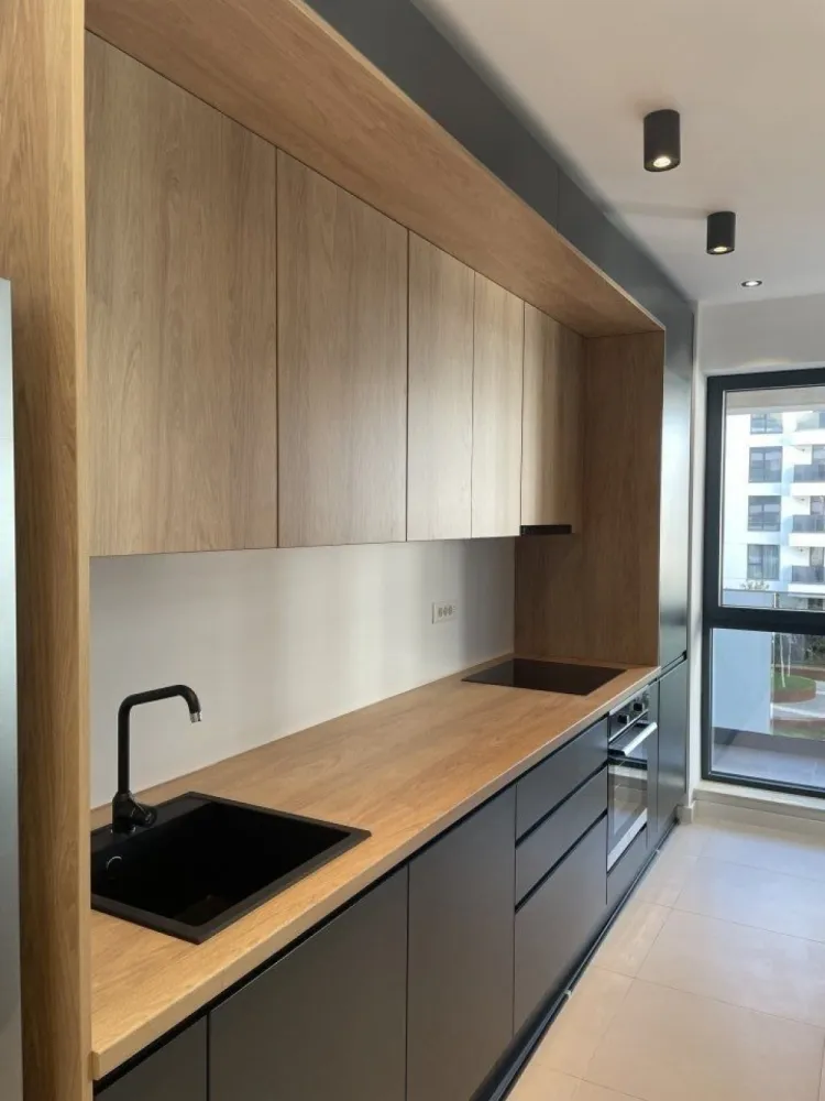 Apartament 2 Camere Nusco City - Proprietar - De inchiriat apartament cu 2 camere si loc de parcare suprateran in complexul Nusco City, ( Soseaua Pipera 48A) in imediata apropiere a Promenada Mall. Complexul beneficiaza de multiple facilitati, printre care peste 5000mp de spatii verzi in prima faza, urmand a fi inaugurat un parc de 30000 mp in faza urmatoare, paza, locuri de parcare pentru vizitatori, acces facil la mijloace de transport in comun (inclusiv statiile de metrou Aurel Vlaicu si Pipera), gradinite, scoli, locuri de joaca pentru copii, centre de business (Oregon Park), restaurante, cafenele, magazine, etc.

Apartamentul este NOU, complet mobilat si utilat, cu o superba vedere spre gradina interioara din fiecare camera si de pe terasa generoasa.

Este dotat cu toata aparatura moderna necesara unei mutari imediate: centrala proprie si incalzire in pardoseala, aer conditionat multi-split (living si in dormitor), Smart TV, combina frigorifica, masina de spalat vase, masina de spalat rufe, plita electrica, hota, cuptor.

Finisaje de cea mai buna calitate: tamplarie exterioara cu profile din aluminiu SCHUCO AvantTech, parchet triplu-stratificat Haro - Germania, placi ceramice gresie portelanata 60x60cm Pocelanosa Spania, gresie portelanata rectificata 60x120cm Cristacer, obiecte sanitare Ideal Standard, usa intrare apartament blindata cu structura metalica Italia, usi interioare cu balamale ascunse Pinum , centrala Viessmann, aparat de aer conditionat multisplit Mitsubishi.