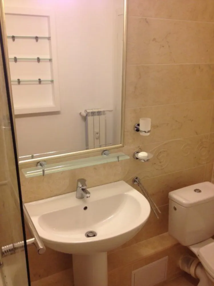 Particular inchiriez apartament Stefan cel Mare (spitalul de urgenta floreasca) - Inchiriez apartament Stefan cel Mare (vis a vis de spitalul de urgenta floreasca) 2 camere, semidecomandat, etaj 4/10, renovat, mobilat, bucatarie utilata, masina de spalat rufe, masina de spalat vase, aer conditionat, usi culisante sufragerie. Zona foarte linistita. Pret 550 eur negociabil. Disponibil de la 1 decembrie 2024