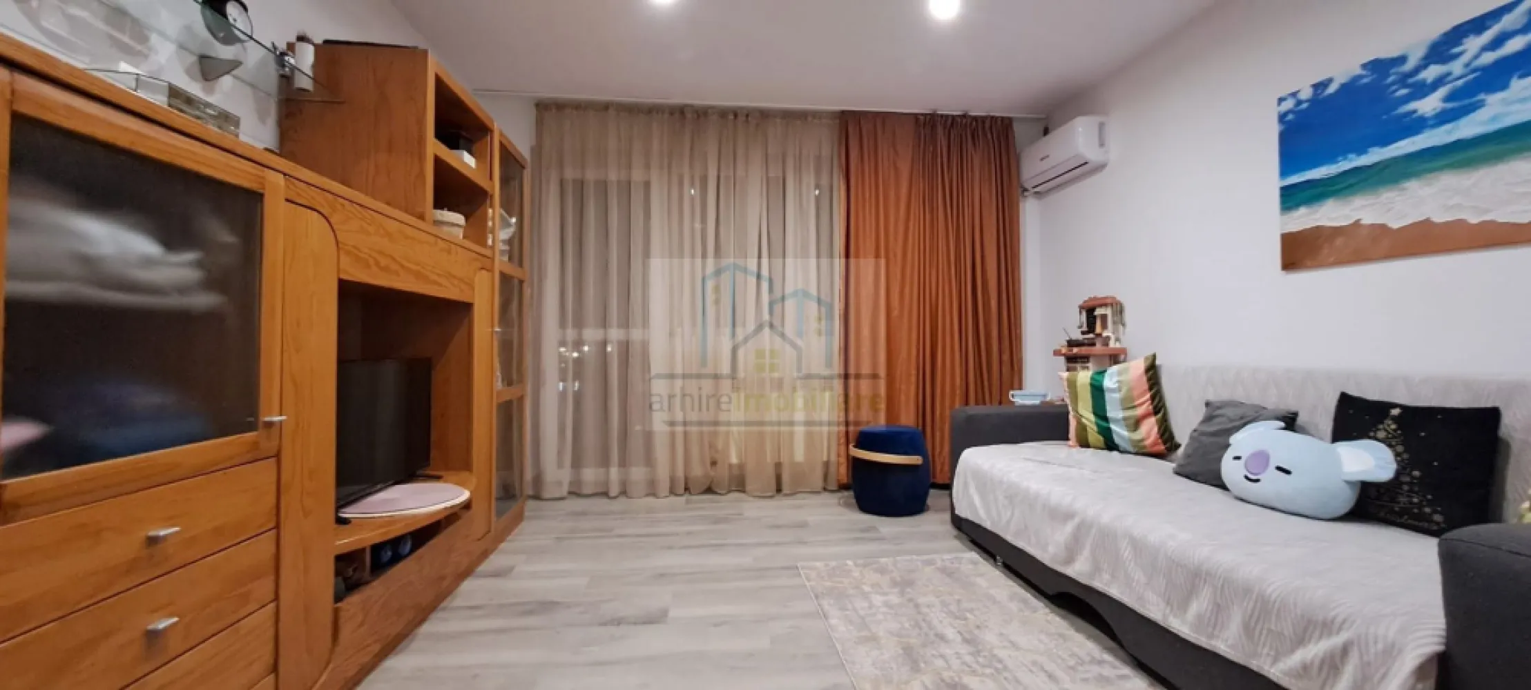 Apartament 2 camere decomandat | Confort Park – Vitan Bârzești | - ✨ Apartament 2 camere decomandat | Confort Park – Șos. Vitan Bârzești | Investiție ideală ✨

ArhireImobiliare vă propune spre vânzare un apartament de 2 camere decomandat, situat în complexul rezidențial Confort Park, pe Șoseaua Vitan Bârzești, într-un imobil solid construit în 2008, la etajul 5 din 11 – poziționare ideală, echilibrată între accesibilitate și confort.

Proprietatea a fost renovată integral și se vinde complet mobilată și utilată , exact ca în fotografii, oferind viitorului proprietar avantajul major de a nu investi nici timp, nici bani suplimentari. Apartamentul este pregătit pentru închiriere imediată, fiind o alegere excelentă pentru investitori.

⭐ Avantaje principale:
Compartimentare decomandată, eficientă și căutată pe piață
Renovare completă, finisaje moderne
Se vinde mobilat și utilat complet
Centrală termică proprie – costuri reduse de întreținere
Electrocasnice incluse:
plită pe gaz, cuptor electric, mașină de spălat, frigider, cuptor cu microunde, TV Smart, aer condiționat
Etaj intermediar (5/11) – foarte apreciat pentru închiriere
📍 Localizare excelentă:

În proximitate se află La Cocoș, Brico Depot, Auchan, centre comerciale și multiple facilități urbane, cu acces rapid către principalele artere ale orașului București – un avantaj major pentru atractivitatea la închiriere.

💰 Investiție sigură:
Randament estimat chirie: 450 – 500 € / lună
Ideal pentru investiție pe termen lung, cu cerere constantă pe piața de închirieri
📌 Detalii financiare:
Preț: 95.000 € (negociabil)
Se acceptă credit ipotecar
Disponibil imediat
Va asteptam la vizionare