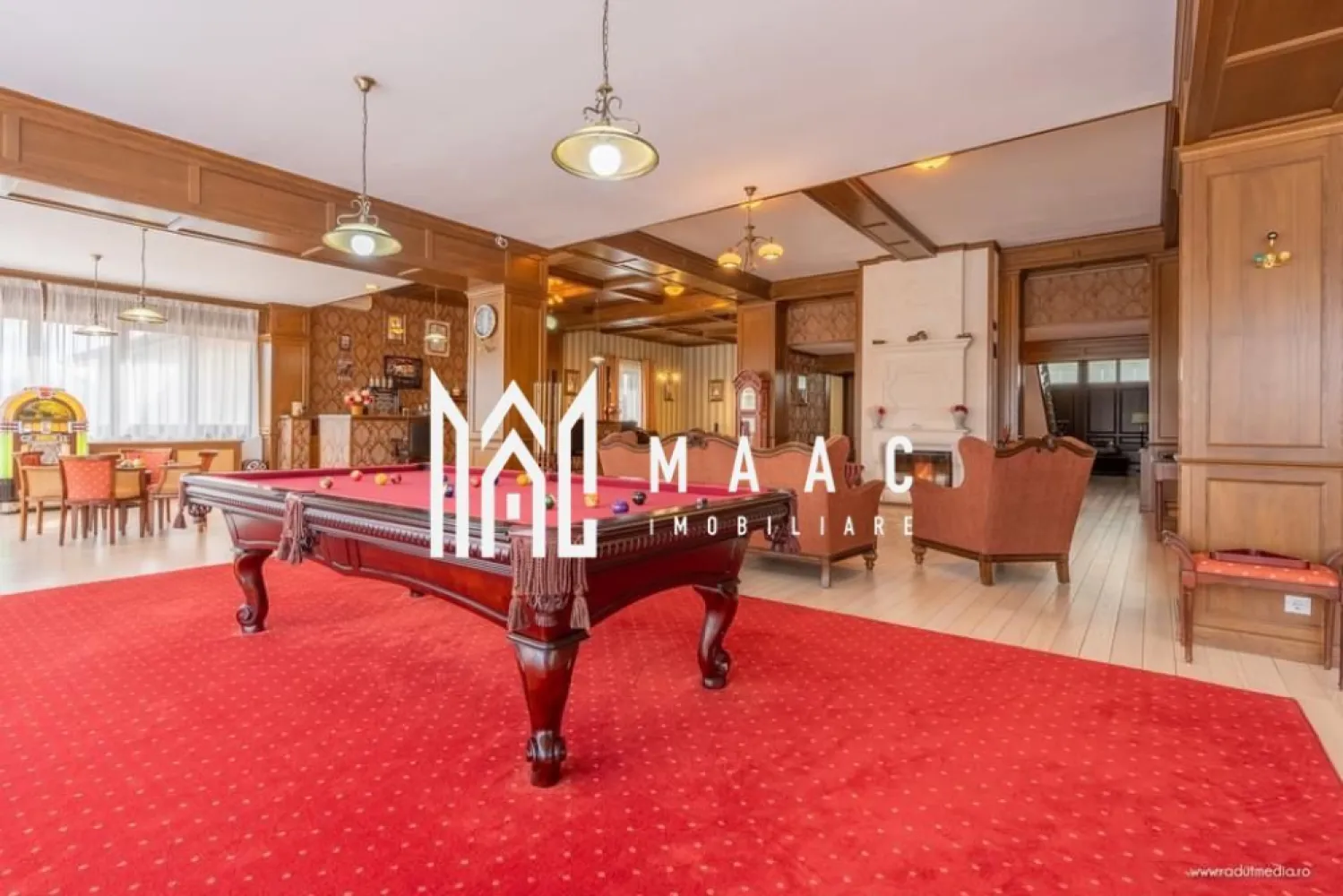 Casa individuala | 9 Camere | 3250 mp | Mobilat LUX - MAAC Imobiliare are plăcerea de a vă prezenta o vilă impresionantă, oferind o oportunitate unică pentru cei care își doresc un cămin sofisticat și confortabil. Această proprietate remarcabilă, situată pe un teren generos de 3250 mp, dispune de o suprafață utilă de 769 mp și este complet finisată și mobilată, pregătită să devină locuința visurilor dumneavoastră. Detalii și Compartimentare: - 6 dormitoare spațioase - 5 băi moderne - Living elegant - Bar - Saună - Bucătărie complet echipată - Cameră tehnică Facilități Excepționale: - Garaj cu capacitate pentru 8 mașini - Curte mare, individuală, înconjurată de un zid din cărămidă și o perdea de tuia de 2 metri, oferind intimitate și un cadru natural relaxant - Priveliste spectaculoasă către munți Finisaje de Înaltă Calitate: - Stâlpi interiori placați cu lemn masiv - Tapet de calitate superioară - Tavane casetate pentru un plus de eleganță - Scară din lemn masiv - Parchet stratificat de 1.5 cm grosime - Tâmplărie tripan din lemn stratificat - Șemineu pentru o atmosferă caldă și primitoare - Uși franțuzești cu deschidere de 2.5 metri și înălțime de 3.3 metri Localizare și Accesibilitate: Proprietatea este situată într-o zonă strategică, cu acces facil către DN 7, autostradă, mall-uri și diverse magazine, oferind astfel confortul și comoditatea urbană îmbinată cu liniștea și frumusețea mediului natural. PEntru mai multe detalii și pentru a programa o vizionare, vă rugăm să ne contactați și să menționați ID-ul: CP2057023. }}