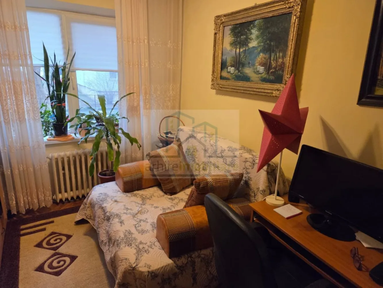 Apartament 3 camere spațios | 63 mp + balcon | bloc 1981 | Olteniței – - 🏡 Apartament 3 camere de vânzare | Parter | Șoseaua Olteniței – București | 68,65 mp

Arhire Imobiliare vă propune spre vânzare un apartament cu 3 camere, decomandat, situat la parterul unui bloc solid cu 4 etaje, construit în anul 1981, amplasat în zona Șoseaua Olteniței, Sector 4 – București.

Proprietatea se remarcă prin compartimentarea eficientă și potențialul ridicat de personalizare, fiind ideală atât pentru locuință, cât și pentru investiție.

📐 Caracteristici generale:
Suprafață utilă: 62,28 mp
Balcon: 6,37 mp
Suprafață totală: aproximativ 68,65 mp
Etaj: Parter
An construcție: 1981
Tip compartimentare: decomandat
🏠 Compartimentare:
Living spațios și luminos
2 dormitoare
Bucătărie separată
Baie
WC de serviciu
Vestibul
Debara și spațiu de depozitare (oficiu)
Balcon generos
🔧 Stare imobil:

Apartamentul necesită renovare completă, oferind viitorului proprietar libertatea de a-l amenaja integral conform propriului stil și preferințe.

Blocul este solid, iar în prezent se află în proces de pregătire pentru reabilitare termică, aspect ce va contribui semnificativ la creșterea confortului și a valorii proprietății.

📍 Localizare & facilități:

Proprietatea este situată în zona Șoseaua Olteniței – Sector 4, București, o zonă bine conectată și dezvoltată, cu acces facil către multiple puncte de interes:

unități de învățământ (școli și grădinițe) în proximitate
supermarketuri, magazine și centre comerciale
farmacii, bănci și servicii diverse
stații de transport în comun (autobuz, tramvai)
benzinării și artere principale de acces rapid către centrul orașului
⭐ Avantaje:
Localizare excelentă – zonă urbană bine dezvoltată
Parter – acces facil, ideal pentru orice vârstă
Compartimentare practică și echilibrată
Spații multiple de depozitare
Balcon generos
Potențial ridicat după renovare
Ideal pentru familie sau investitie

💰 Preț de vânzare: 100.700 EUR (ușor negociabil)

📞 Pentru detalii suplimentare și programarea unei vizionări, vă stăm la dispoziție cu profesionalism și promptitudine.