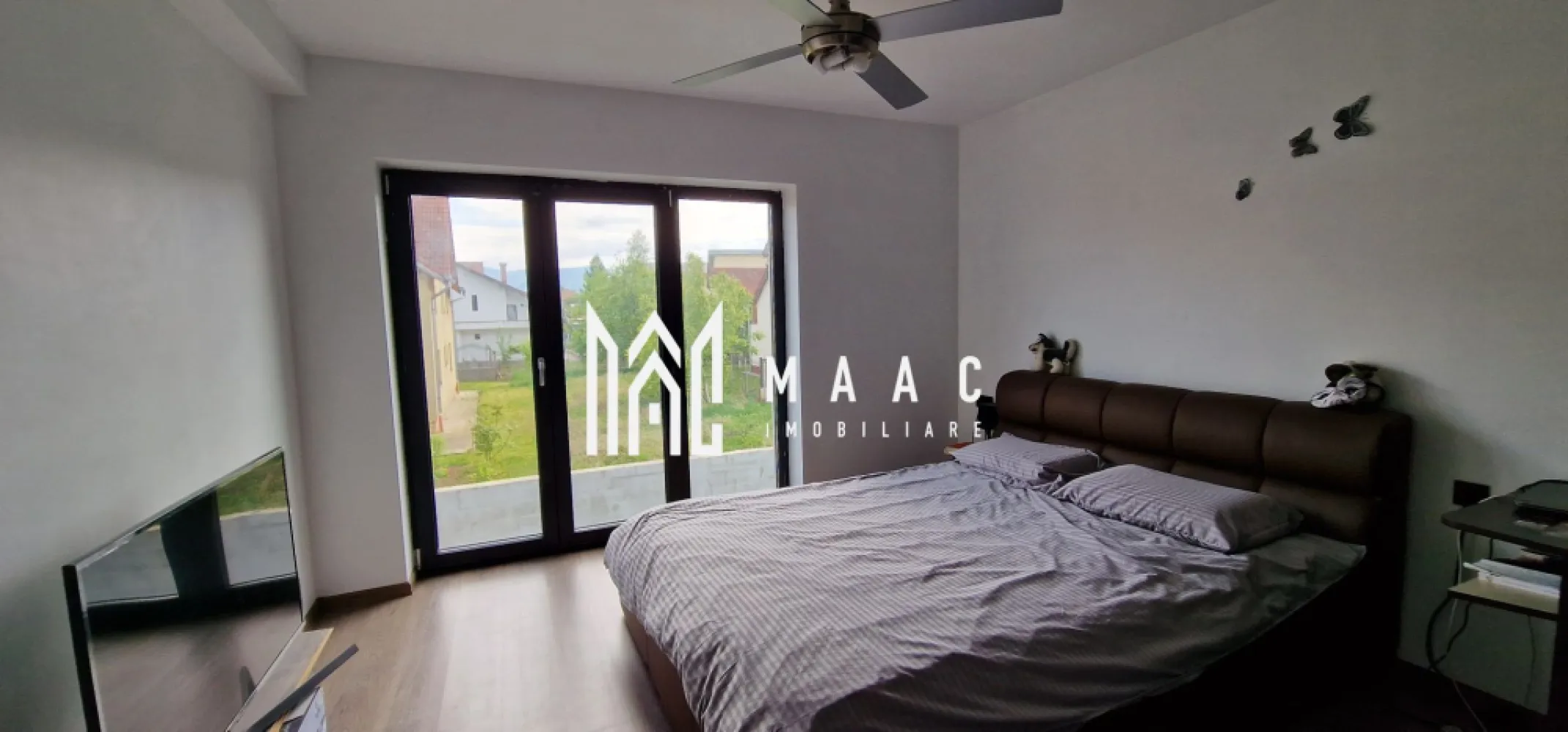 Casă Modernă Nouă în Șelimbăr | Zonă Liniștită | Finisaje Premium | - MAAC Imobiliare va prezintă o casă modernă și spațioasă, construită în 2021, situată în Șelimbăr, pe o stradă liniștită și iluminată. Această proprietate este ideală pentru familii și oferă multiple posibilități de personalizare. Detalii Structurale și Compartimentare: Parter: Include un living generos, o baie complet utilată și o bucătărie modernă. Etaj: Dispune de trei dormitoare luminoase și o baie, cu mențiunea că baia și una dintre camere sunt încă nefinisate, permițând personalizarea după preferințele noului proprietar. Caracteristici Speciale: Finisaje: Casa beneficiază de finisaje de înaltă calitate, inclusiv izolație cu vată bazaltică Rockwool, ferestre cu 7 camere pentru o eficiență energetică superioară și încălzire în pardoseală pentru confort maxim. Detalii Exterioare: Teren: Suprafața totală a terenului este de 300 mp, oferind suficient spațiu pentru amenajări exterioare. Amprentă la sol: Casa ocupă 68 mp, iar suprafața utilă pe fiecare nivel este de 54 mp. Deschidere: Frontul stradal este de 17,5 m, facilitând accesul și oferind multiple posibilități de amenajare peisagistică. Pentru mai multe informatii specificati ca ati vazut anunutul cu ID: CP2053089 }}