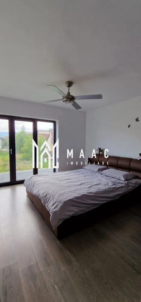 Casă Modernă Nouă în Șelimbăr | Zonă Liniștită | Finisaje Premium | - MAAC Imobiliare va prezintă o casă modernă și spațioasă, construită în 2021, situată în Șelimbăr, pe o stradă liniștită și iluminată. Această proprietate este ideală pentru familii și oferă multiple posibilități de personalizare. Detalii Structurale și Compartimentare: Parter: Include un living generos, o baie complet utilată și o bucătărie modernă. Etaj: Dispune de trei dormitoare luminoase și o baie, cu mențiunea că baia și una dintre camere sunt încă nefinisate, permițând personalizarea după preferințele noului proprietar. Caracteristici Speciale: Finisaje: Casa beneficiază de finisaje de înaltă calitate, inclusiv izolație cu vată bazaltică Rockwool, ferestre cu 7 camere pentru o eficiență energetică superioară și încălzire în pardoseală pentru confort maxim. Detalii Exterioare: Teren: Suprafața totală a terenului este de 300 mp, oferind suficient spațiu pentru amenajări exterioare. Amprentă la sol: Casa ocupă 68 mp, iar suprafața utilă pe fiecare nivel este de 54 mp. Deschidere: Frontul stradal este de 17,5 m, facilitând accesul și oferind multiple posibilități de amenajare peisagistică. Pentru mai multe informatii specificati ca ati vazut anunutul cu ID: CP2053089 }}