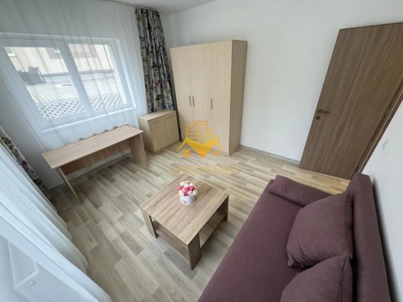 2 camere decomandate, modern, parcare, Cartierul Buna Ziua, Zona Audi - GOLDNESS Imobiliare vă propune spre închiriere un apartament cu 2 camere decomandate complet mobilat și utilat, la etajul 1 într-un imobil de 4 etaje, în cartierul Buna Ziua. Apartamentul este compartimentat astfel:
 - 1 dormitor cu pat matrimonial, dulap pentru haine, noptiere
 - 1 dormitor cu canapea extensibila, spatiu pentru depozitare
 - bucataria complet utilată, loc de servit masa 
 - baie cu vana, calorifer port prosop inox și dulap pentru depozitare.

Imobilul este dotat cu toate cele necesare- centrală pe bloc , frigider, aragaz, frigider etc. 
Se află în apropierea stațiilor de transport în comun, magazine, restaurante, spații verzi, farmacii, etc. 
Dispune de loc de parcare!

Dacă sunteți interesați de acest apartament și doriți să îl vizionați, dar și pentru alte oferte sau detalii nu ezitați să ne contactați telefonic sau prin e-mail - goldnessimobiliare@gmail.com. Vă stăm la dispoziție!
Pentru intermediere se percepe un comision de 50% din prețul chiriei!
