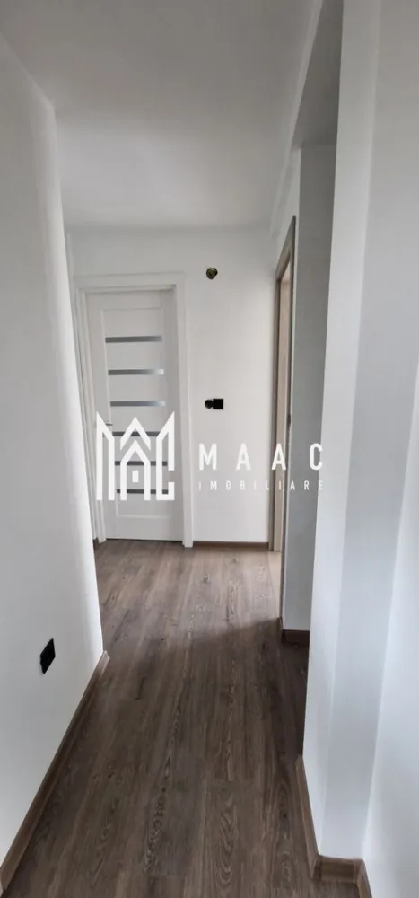 Casă Modernă Nouă în Șelimbăr | Zonă Liniștită | Finisaje Premium | - MAAC Imobiliare va prezintă o casă modernă și spațioasă, construită în 2021, situată în Șelimbăr, pe o stradă liniștită și iluminată. Această proprietate este ideală pentru familii și oferă multiple posibilități de personalizare. Detalii Structurale și Compartimentare: Parter: Include un living generos, o baie complet utilată și o bucătărie modernă. Etaj: Dispune de trei dormitoare luminoase și o baie, cu mențiunea că baia și una dintre camere sunt încă nefinisate, permițând personalizarea după preferințele noului proprietar. Caracteristici Speciale: Finisaje: Casa beneficiază de finisaje de înaltă calitate, inclusiv izolație cu vată bazaltică Rockwool, ferestre cu 7 camere pentru o eficiență energetică superioară și încălzire în pardoseală pentru confort maxim. Detalii Exterioare: Teren: Suprafața totală a terenului este de 300 mp, oferind suficient spațiu pentru amenajări exterioare. Amprentă la sol: Casa ocupă 68 mp, iar suprafața utilă pe fiecare nivel este de 54 mp. Deschidere: Frontul stradal este de 17,5 m, facilitând accesul și oferind multiple posibilități de amenajare peisagistică. Pentru mai multe informatii specificati ca ati vazut anunutul cu ID: CP2053089 }}