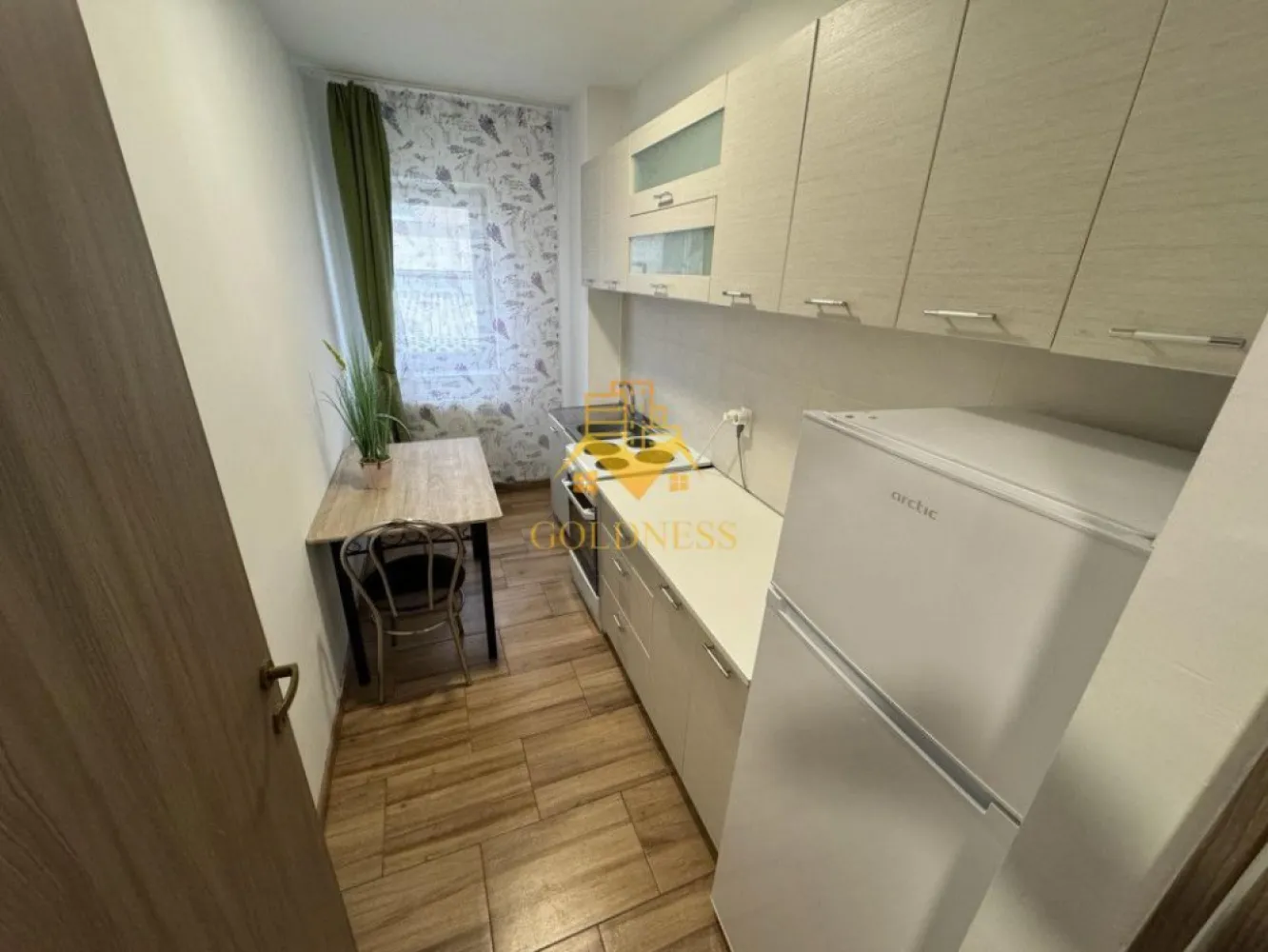 2 camere decomandate, modern, parcare, Cartierul Buna Ziua, Zona Audi - GOLDNESS Imobiliare vă propune spre închiriere un apartament cu 2 camere decomandate complet mobilat și utilat, la etajul 1 într-un imobil de 4 etaje, în cartierul Buna Ziua. Apartamentul este compartimentat astfel:
 - 1 dormitor cu pat matrimonial, dulap pentru haine, noptiere
 - 1 dormitor cu canapea extensibila, spatiu pentru depozitare
 - bucataria complet utilată, loc de servit masa 
 - baie cu vana, calorifer port prosop inox și dulap pentru depozitare.

Imobilul este dotat cu toate cele necesare- centrală pe bloc , frigider, aragaz, frigider etc. 
Se află în apropierea stațiilor de transport în comun, magazine, restaurante, spații verzi, farmacii, etc. 
Dispune de loc de parcare!

Dacă sunteți interesați de acest apartament și doriți să îl vizionați, dar și pentru alte oferte sau detalii nu ezitați să ne contactați telefonic sau prin e-mail - goldnessimobiliare@gmail.com. Vă stăm la dispoziție!
Pentru intermediere se percepe un comision de 50% din prețul chiriei!