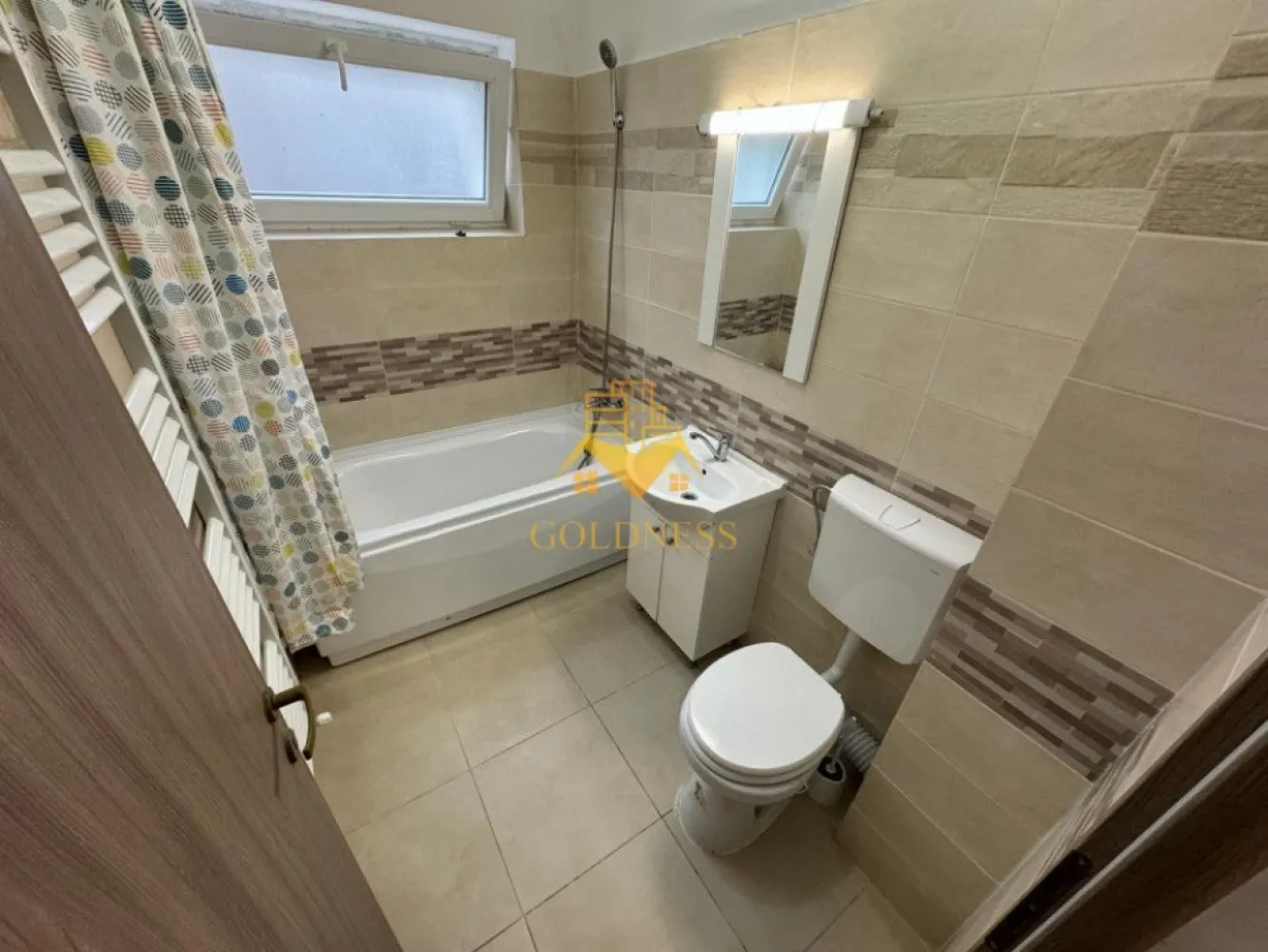2 camere decomandate, modern, parcare, Cartierul Buna Ziua, Zona Audi - GOLDNESS Imobiliare vă propune spre închiriere un apartament cu 2 camere decomandate complet mobilat și utilat, la etajul 1 într-un imobil de 4 etaje, în cartierul Buna Ziua. Apartamentul este compartimentat astfel:
 - 1 dormitor cu pat matrimonial, dulap pentru haine, noptiere
 - 1 dormitor cu canapea extensibila, spatiu pentru depozitare
 - bucataria complet utilată, loc de servit masa 
 - baie cu vana, calorifer port prosop inox și dulap pentru depozitare.

Imobilul este dotat cu toate cele necesare- centrală pe bloc , frigider, aragaz, frigider etc. 
Se află în apropierea stațiilor de transport în comun, magazine, restaurante, spații verzi, farmacii, etc. 
Dispune de loc de parcare!

Dacă sunteți interesați de acest apartament și doriți să îl vizionați, dar și pentru alte oferte sau detalii nu ezitați să ne contactați telefonic sau prin e-mail - goldnessimobiliare@gmail.com. Vă stăm la dispoziție!
Pentru intermediere se percepe un comision de 50% din prețul chiriei!
