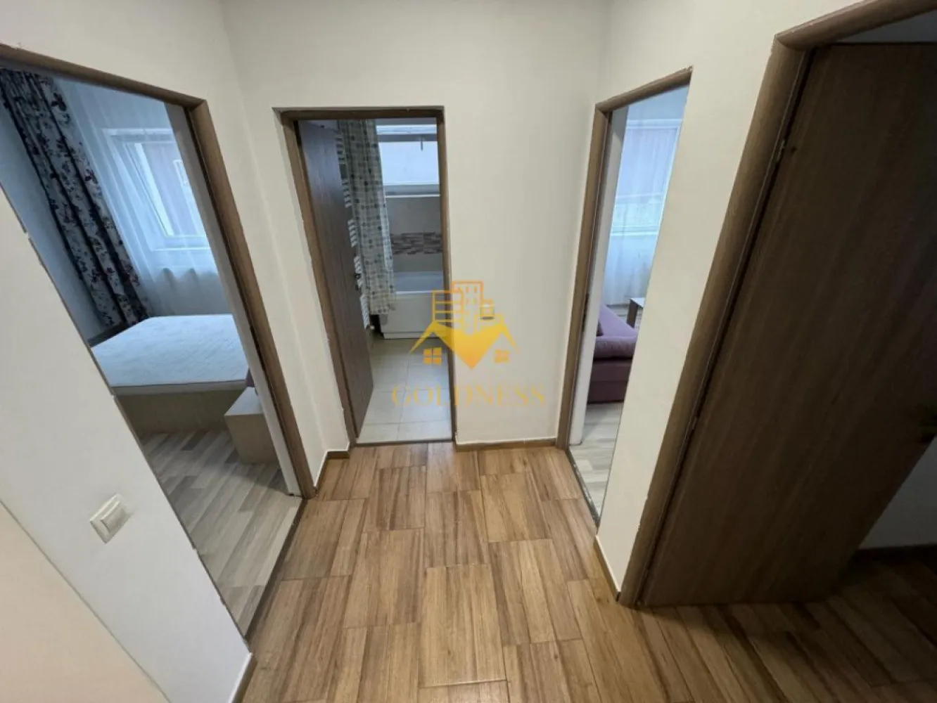 2 camere decomandate, modern, parcare, Cartierul Buna Ziua, Zona Audi - GOLDNESS Imobiliare vă propune spre închiriere un apartament cu 2 camere decomandate complet mobilat și utilat, la etajul 1 într-un imobil de 4 etaje, în cartierul Buna Ziua. Apartamentul este compartimentat astfel:
 - 1 dormitor cu pat matrimonial, dulap pentru haine, noptiere
 - 1 dormitor cu canapea extensibila, spatiu pentru depozitare
 - bucataria complet utilată, loc de servit masa 
 - baie cu vana, calorifer port prosop inox și dulap pentru depozitare.

Imobilul este dotat cu toate cele necesare- centrală pe bloc , frigider, aragaz, frigider etc. 
Se află în apropierea stațiilor de transport în comun, magazine, restaurante, spații verzi, farmacii, etc. 
Dispune de loc de parcare!

Dacă sunteți interesați de acest apartament și doriți să îl vizionați, dar și pentru alte oferte sau detalii nu ezitați să ne contactați telefonic sau prin e-mail - goldnessimobiliare@gmail.com. Vă stăm la dispoziție!
Pentru intermediere se percepe un comision de 50% din prețul chiriei!
