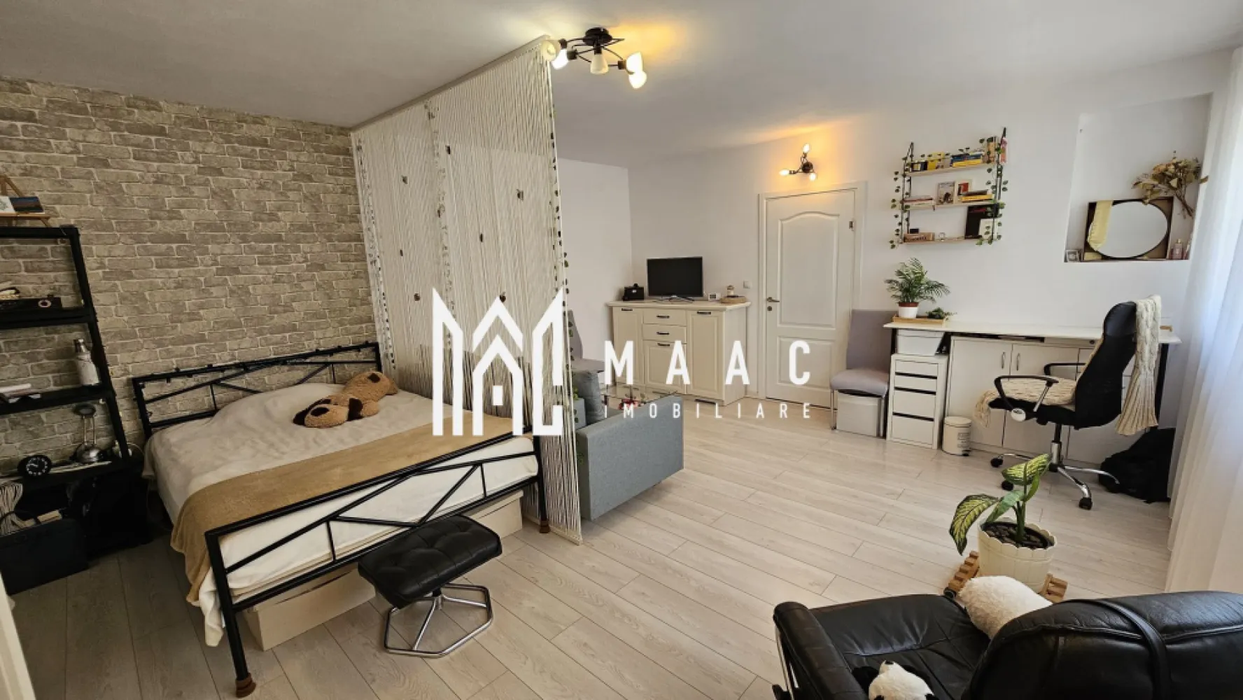 Schimb |Apartament la casa | 240 mp Teren | Zona Turnisor - Se accepta schimb cu un apartament cu 2 camere+ diferența. MAAC Imobiliare vă propune spre vânzare un apartament la casa in zona Turnisor. Avan urmatoarele caracteristici" Suprafață utilă: 52 mp Parter: Bucătărie cu living, un grup sanitar cu geam și un dormitor spațios și luminos Terasa: 52 mp acoperită Facilități suplimentare: Garaj Bucătărie de vară Magazie Zonă de grătar Pivniță Terasă de 52 mp Curte betonată cu spațiu pentru parcare a două mașini Spațiu verde amenajat în partea din spate a curții, cu pomi fructiferi și zonă de grill Avantaje: Locația excelentă din cartierul Turnișor oferă acces rapid atât către centrul orașului, cât și către zona Industrială Vest, fiind perfectă pentru o familie sau pentru investiții pe termen lung. Pentru mai multe detalii, specificați telefonic că ați văzut proprietatea cu id CP2049366 }}