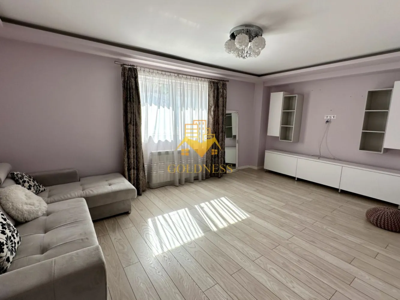 2 camere decomandate, Piata Marasti, Dorobantilor, OMV, The Office - GOLDNESS Imobiliare vă propune spre închiriere un apartament cu 2 camere complet mobilat și utilat, la etajul 1 într-un imobil de 10 etaje, în Cartierul Marasti.
Se poate parca prin zona.
Se află în apropierea stațiilor de transport în comun, magazine, restaurante, spații verzi, farmacii, etc. 
The Office la o distanță de 550m pe jos.

Apartamentul este compartimentat astfel:
 - dormitor cu pat matrimonial, dressing, noptiere
 - living cu canapea extensibila, 
 - bucatarie complet utilată și mobilată, loc de servit masa 
 - baie cu cabina de dus, calorifer port prosop și dulap pentru depozitare.
 - balcon de 6 mp.

Imobilul este dotat cu toate cele necesare- centrală proprie, frigider, aragaz, hotă, mașină de spălat haine, etc. 

Dacă sunteți interesați de acest apartament și doriți să îl vizionați, dar și pentru alte oferte nu ezitați să ne contactați telefonic sau prin e-mail. Vă stăm la dispoziție!
Pentru intermediere se percepe un comision de 50% din prețul chiriei!