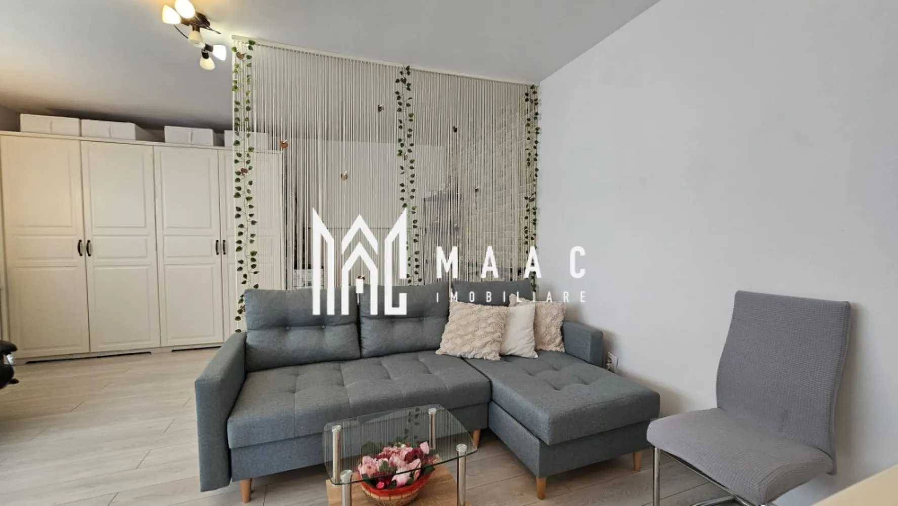 Casa individuala | Teren 480 mp | Zona Turnisor - MAAC Imobiliare vă propune spre vânzare o casă individuală deosebită, compusă din două apartamente cu CF-uri separate, situată în cartierul Turnișor, pe strada Bieltz. Imobilul dispune de o suprafață utilă totală de 195 mp și este amplasat pe un teren generos de 480 mp. Această proprietate versatilă este ideală atât pentru locuință cât și pentru desfășurarea unor activități economice, oferind multiple avantaje și facilități. Descriere proprietate: Primul apartament: Situat în partea din față a casei, la stradă, și în acte figurează ca spațiu comercial, permițând desfășurarea unor activități economice. Suprafață utilă: 143 mp Dispus pe două niveluri: Pivniță: 30 mp Parter: Hol de acces, 2 încăperi și 2 grupuri sanitare Etaj: Hol, 2 încăperi și un grup sanitar cu geam Pod: Înalt, folosit în prezent pentru depozitare, cu posibilitate de transformare într-un spațiu locuibil Al doilea apartament: Situat în spatele casei, recent renovat complet. Suprafață utilă: 52 mp Parter: Bucătărie cu living, un grup sanitar cu geam și un dormitor spațios și luminos Terasa: 52 mp acoperită Facilități suplimentare: Garaj Bucătărie de vară Magazie Zonă de grătar Pivniță Terasă de 52 mp Curte betonată cu spațiu pentru parcare a două mașini Spațiu verde amenajat în partea din spate a curții, cu pomi fructiferi și zonă de grill Avantaje: Imobil intabulat Spațiu comercial în acte pentru primul apartament Apartament complet renovat în partea din spate Ideal pentru investiție Pod înalt, cu posibilitate de amenajare Două CF-uri separate Toate grupurile sanitare au geam Acces facil la mijloacele de transport în comun Zonă exclusiv de case, liniștită Locația excelentă din cartierul Turnișor oferă acces rapid atât către centrul orașului, cât și către zona Industrială Vest, fiind perfectă pentru o familie sau pentru investiții pe termen lung. Pentru mai multe detalii, specificați telefonic că ați văzut proprietatea cu ID CP2049329 }}