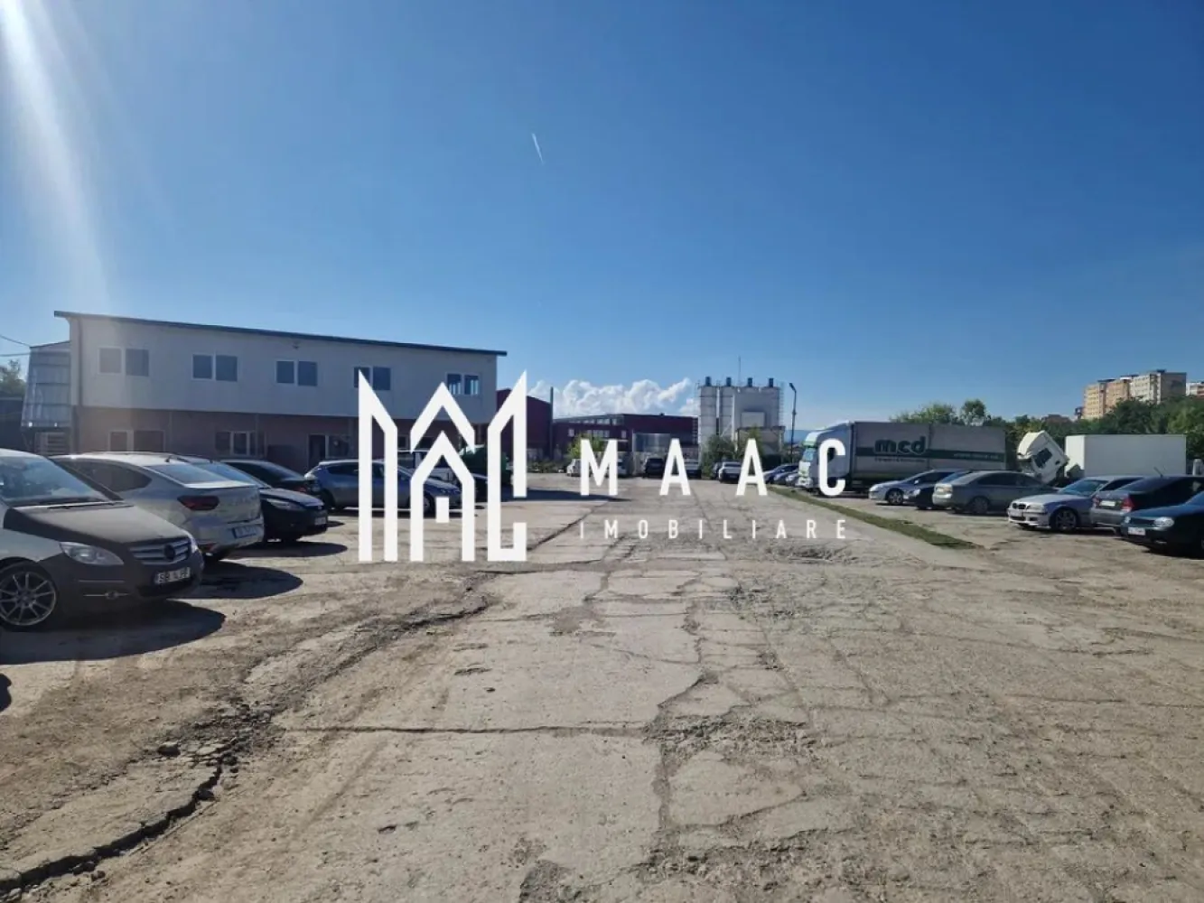 Teren 6400mp I Zona Mixta I Hala I Sibiu - Va propunem spre vanzare un teren in suprafata de 6400mp in Sibiu. Pe teren se afla o hala in suprafata de 1000mp plus spati de birouri recent renovate. Intreaga suprafata este betonata. Terenul este imprejmuit. Disponibil imediat. Pentru mai multe detalii precizati telefonic ca ati vizionat anuntul cu ID: CP2049006 }}