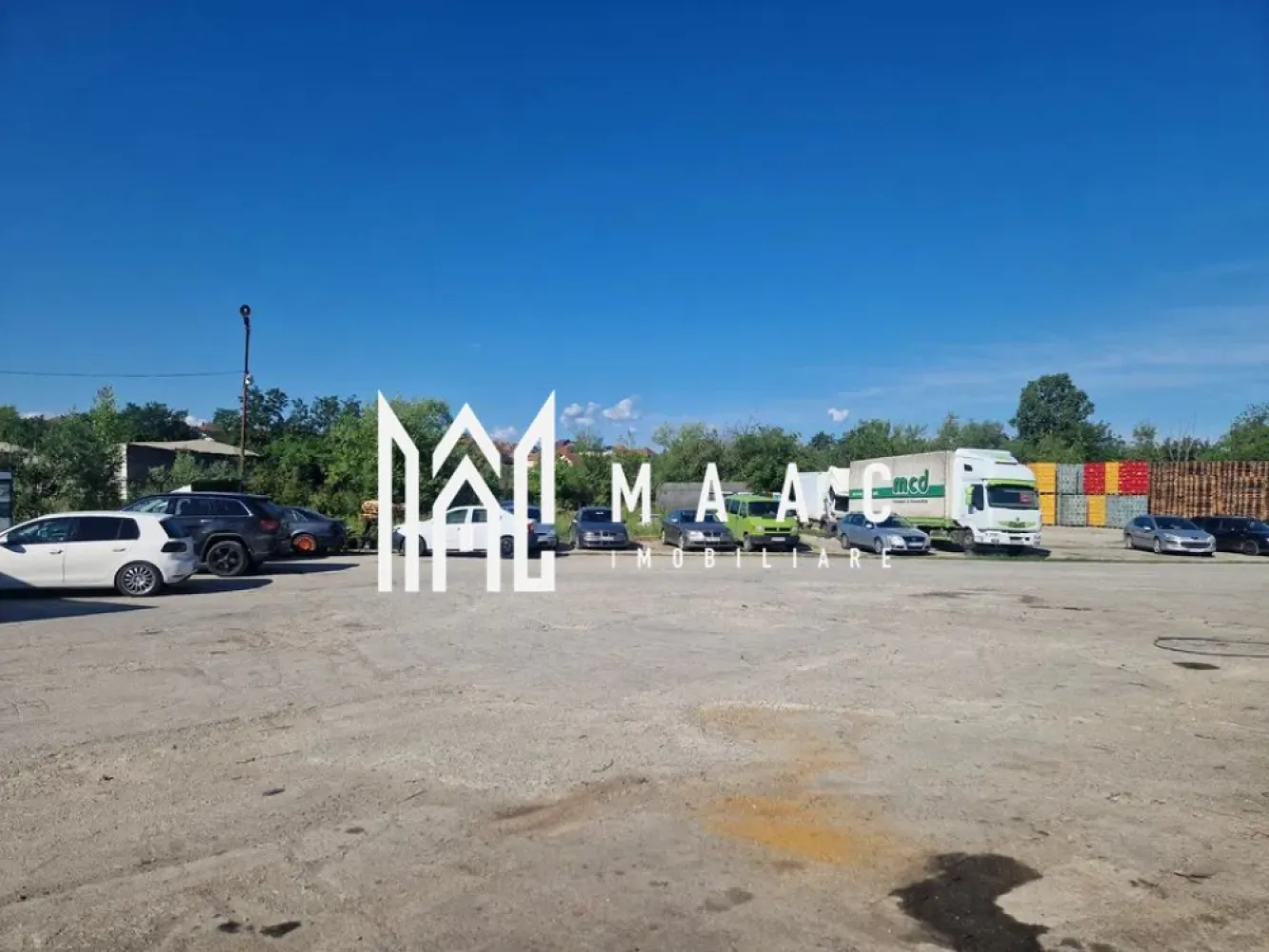 Teren 6400mp I Zona Mixta I Hala I Sibiu - Va propunem spre vanzare un teren in suprafata de 6400mp in Sibiu. Pe teren se afla o hala in suprafata de 1000mp plus spati de birouri recent renovate. Intreaga suprafata este betonata. Terenul este imprejmuit. Disponibil imediat. Pentru mai multe detalii precizati telefonic ca ati vizionat anuntul cu ID: CP2049006 }}