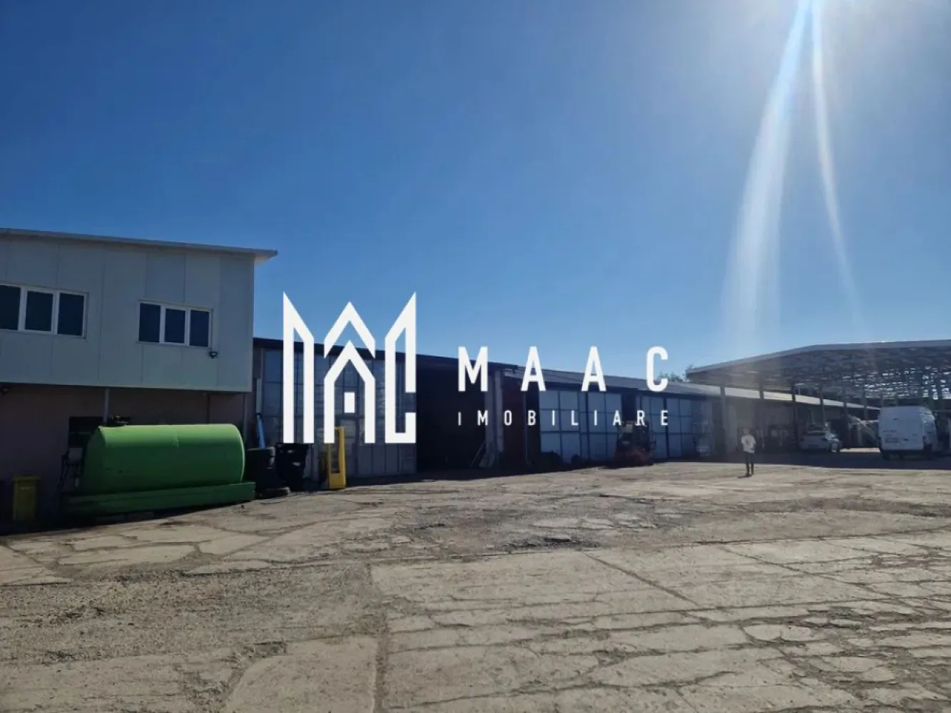 Teren 6400mp I Zona Mixta I Hala I Sibiu - Va propunem spre vanzare un teren in suprafata de 6400mp in Sibiu. Pe teren se afla o hala in suprafata de 1000mp plus spati de birouri recent renovate. Intreaga suprafata este betonata. Terenul este imprejmuit. Disponibil imediat. Pentru mai multe detalii precizati telefonic ca ati vizionat anuntul cu ID: CP2049006 }}