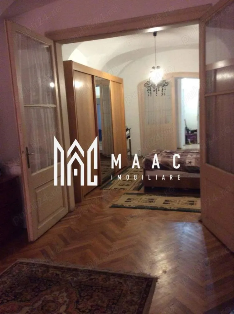 Apartament la casa I 2 camere I Ultracentral - Propunem atentiei dumneavoastra un apartament la casa, situat la parterul unui imobil cu un etaj, din Centrul Istoric al Sibiului. Locuinta are in alcatuire: hol de acces, bucatarie inchisa, living, dormitor, baie cu vana. Tavanele sunt inalte, boltite; parchetul arata foarte bine; camerele mari, spatioase; bucataria are iesire proprie. Centrala proprie, calorifere. Aferente- magazie in curtea comuna si boxa in pivnita. Proprietatea necesita renovare/modernizare. Curtea comuna este ingrijita. In imediata apropiere sunt centre comerciale, culturale, istorice, restaurante, etc Pentru mai multe detalii precizati telefonic ca ati vazut anuntul cu ID: CP2047087 }}