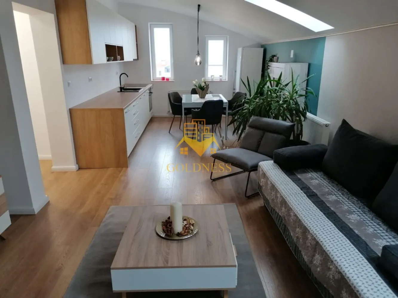 2 camere, Cartierul Europa, Eugen Ionesco, Calea Turzii, Profi - GOLDNESS Imobiliare vă propune spre închiriere un apartament cu 2 camere complet mobilat și utilat, la Mansarda într-o vila compusă din D+P+1+M, în cartierul Europa.
Dispune de loc de parcare!
Se află în apropierea stațiilor de transport în comun, magazine, restaurante, spații verzi, farmacii, etc. 

Apartamentul este compartimentat astfel:
 - dormitor cu pat matrimonial, dressing, noptiere
 - living cu canapea extensibilă 
 - bucătărie complet utilată și mobilată, loc de servit masa 
 - baie cu dus walkin, calorifer port prosop și dulap pentru depozitare.
 - terasa de 20mp.

Imobilul este dotat cu toate cele necesare- centrală imobil cu contor separat, frigider, aragaz, hotă, mașină de spălat haine, etc. 

Dacă sunteți interesați de acest apartament și doriți să îl vizionați, dar și pentru alte oferte nu ezitați să ne contactați telefonic sau prin e-mail. Vă stăm la dispoziție!
Pentru intermediere se percepe un comision de 50% din prețul chiriei!