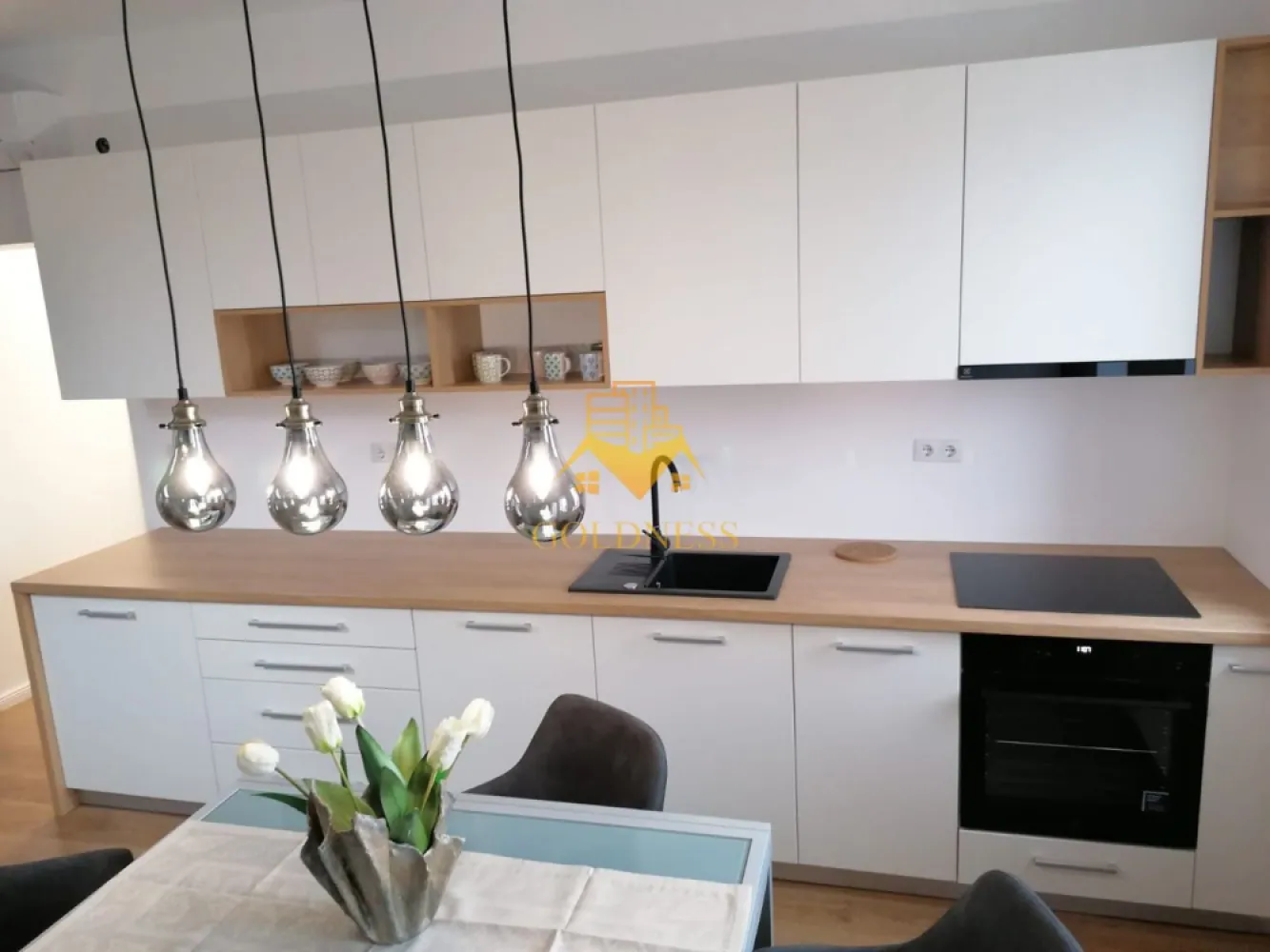 2 camere, Cartierul Europa, Eugen Ionesco, Calea Turzii, Profi - GOLDNESS Imobiliare vă propune spre închiriere un apartament cu 2 camere complet mobilat și utilat, la Mansarda într-o vila compusă din D+P+1+M, în cartierul Europa.
Dispune de loc de parcare!
Se află în apropierea stațiilor de transport în comun, magazine, restaurante, spații verzi, farmacii, etc. 

Apartamentul este compartimentat astfel:
 - dormitor cu pat matrimonial, dressing, noptiere
 - living cu canapea extensibilă 
 - bucătărie complet utilată și mobilată, loc de servit masa 
 - baie cu dus walkin, calorifer port prosop și dulap pentru depozitare.
 - terasa de 20mp.

Imobilul este dotat cu toate cele necesare- centrală imobil cu contor separat, frigider, aragaz, hotă, mașină de spălat haine, etc. 

Dacă sunteți interesați de acest apartament și doriți să îl vizionați, dar și pentru alte oferte nu ezitați să ne contactați telefonic sau prin e-mail. Vă stăm la dispoziție!
Pentru intermediere se percepe un comision de 50% din prețul chiriei!