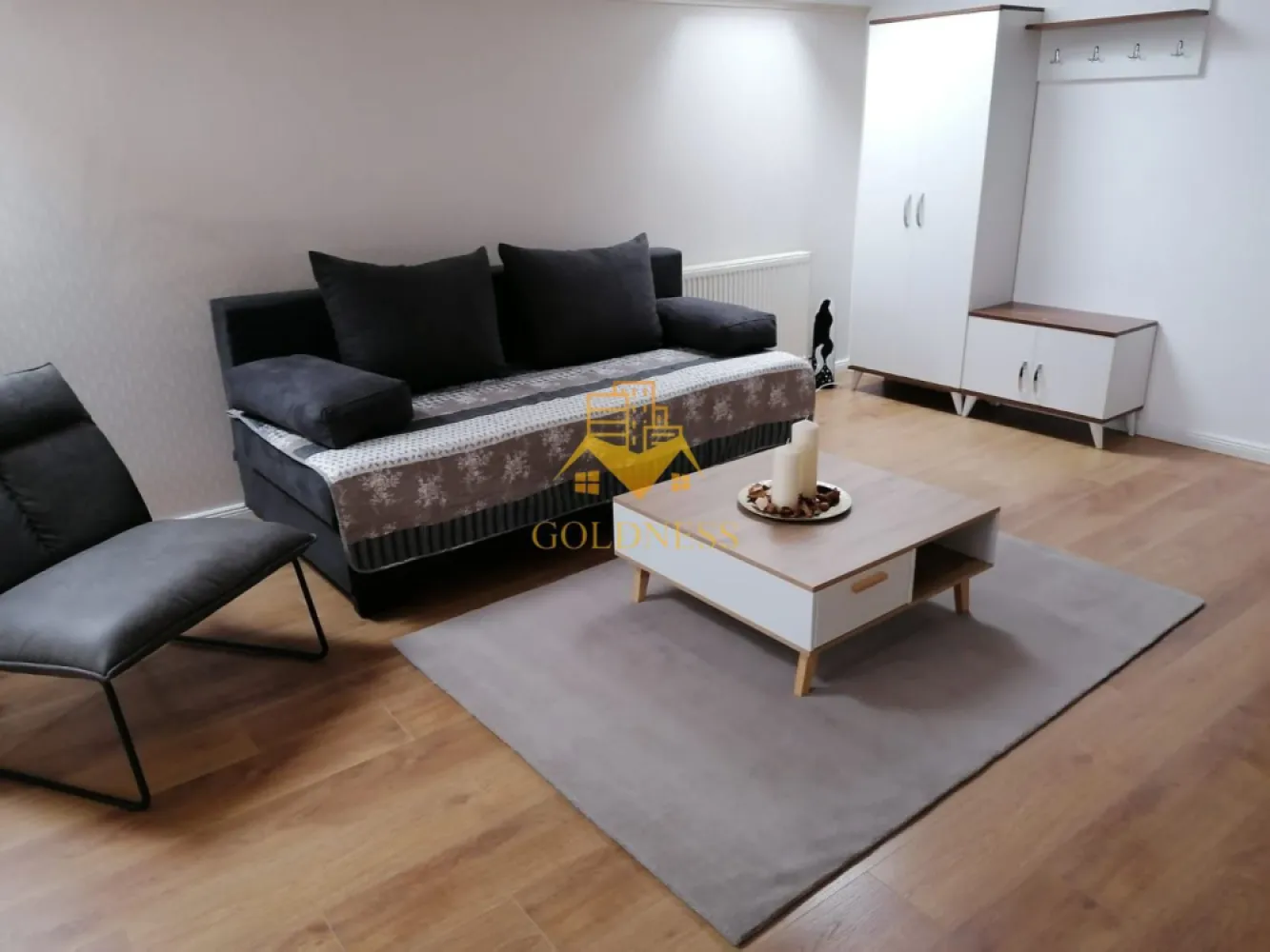 2 camere, Cartierul Europa, Eugen Ionesco, Calea Turzii, Profi - GOLDNESS Imobiliare vă propune spre închiriere un apartament cu 2 camere complet mobilat și utilat, la Mansarda într-o vila compusă din D+P+1+M, în cartierul Europa.
Dispune de loc de parcare!
Se află în apropierea stațiilor de transport în comun, magazine, restaurante, spații verzi, farmacii, etc. 

Apartamentul este compartimentat astfel:
 - dormitor cu pat matrimonial, dressing, noptiere
 - living cu canapea extensibilă 
 - bucătărie complet utilată și mobilată, loc de servit masa 
 - baie cu dus walkin, calorifer port prosop și dulap pentru depozitare.
 - terasa de 20mp.

Imobilul este dotat cu toate cele necesare- centrală imobil cu contor separat, frigider, aragaz, hotă, mașină de spălat haine, etc. 

Dacă sunteți interesați de acest apartament și doriți să îl vizionați, dar și pentru alte oferte nu ezitați să ne contactați telefonic sau prin e-mail. Vă stăm la dispoziție!
Pentru intermediere se percepe un comision de 50% din prețul chiriei!