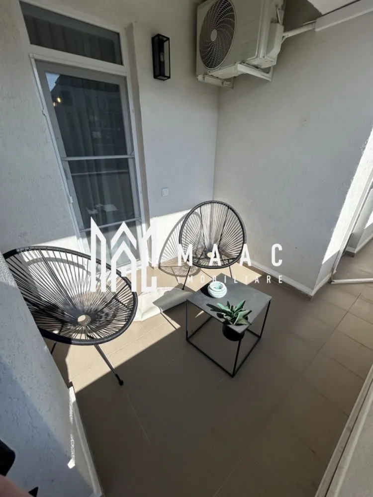 Apartamente 2 Camere | 40Mp | Balcon | Loc de Parcare | Cartierul Henri Coandă - MAAC Imobiliare vă propune spre vânzare un apartament modern cu 2 camere, situat în cartierul Henri Coandă din Sibiu, într-o zonă rezidențială aflată în plină dezvoltare, apreciată pentru liniște, acces facil către oraș și comunitatea rezidențială în continuă formare. Proprietatea reprezintă o alegere potrivită atât pentru locuință personală, cât și pentru investiție imobiliară, datorită poziționării într-un cartier modern și a nivelului ridicat de amenajare.

Apartamentul este amenajat la standarde premium și se vinde complet mobilat și utilat, fiind pregătit pentru mutare imediată sau pentru introducerea rapidă în circuitul de închiriere. Spațiul interior este gândit pentru confort și funcționalitate, cu finisaje moderne, mobilier de calitate superioară și un ambient elegant care oferă un spațiu luminos și primitor.

Dotări și beneficii:
-încălzire în pardoseală
-aer condiționat
-bucătărie complet utilată (plită electrică, frigider și electrocasnice)
-televizoare în fiecare cameră
-mobilier modern de calitate superioară
-loc de parcare inclus

Interiorul apartamentului este amenajat într-un stil modern și elegant, cu atenție la detalii și materiale de calitate, oferind un nivel ridicat de confort pentru viitorii proprietari. Compartimentarea și dotările îl fac potrivit atât pentru utilizare imediată, cât și pentru exploatarea eficientă ca investiție.

Proprietatea este potrivită pentru:
-închiriere pe termen lung
-regim hotelier
-locuință personală

Datorită poziției în cartierul Henri Coandă, una dintre zonele rezidențiale aflate în dezvoltare din Sibiu, apartamentul reprezintă o oportunitate atractivă pentru cumpărătorii care caută o locuință modernă sau o investiție sigură pe piața imobiliară locală.

Bonus: primele apartamente vândute vor beneficia de spațiu de depozitare la subsol, ideal pentru depozitarea obiectelor personale sau sezoniere.

Proprietățile bine amenajate din această zonă se vând rapid, motiv pentru care recomandăm programarea unei vizionări din timp pentru a descoperi avantajele acestei proprietăți.

Pentru mai multe informații și programări la vizionare, vă rugăm să ne contactați telefonic și să menționați CP2955537.