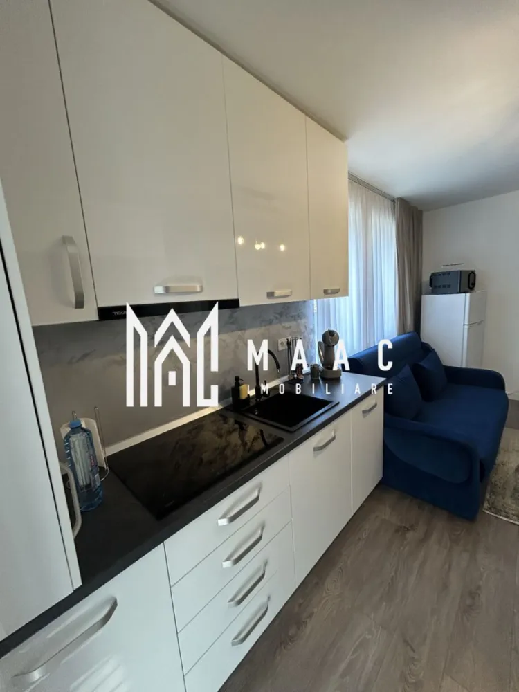 Apartamente 2 Camere | 40Mp | Balcon | Loc de Parcare | Cartierul Henri Coandă - MAAC Imobiliare vă propune spre vânzare un apartament modern cu 2 camere, situat în cartierul Henri Coandă din Sibiu, într-o zonă rezidențială aflată în plină dezvoltare, apreciată pentru liniște, acces facil către oraș și comunitatea rezidențială în continuă formare. Proprietatea reprezintă o alegere potrivită atât pentru locuință personală, cât și pentru investiție imobiliară, datorită poziționării într-un cartier modern și a nivelului ridicat de amenajare.

Apartamentul este amenajat la standarde premium și se vinde complet mobilat și utilat, fiind pregătit pentru mutare imediată sau pentru introducerea rapidă în circuitul de închiriere. Spațiul interior este gândit pentru confort și funcționalitate, cu finisaje moderne, mobilier de calitate superioară și un ambient elegant care oferă un spațiu luminos și primitor.

Dotări și beneficii:
-încălzire în pardoseală
-aer condiționat
-bucătărie complet utilată (plită electrică, frigider și electrocasnice)
-televizoare în fiecare cameră
-mobilier modern de calitate superioară
-loc de parcare inclus

Interiorul apartamentului este amenajat într-un stil modern și elegant, cu atenție la detalii și materiale de calitate, oferind un nivel ridicat de confort pentru viitorii proprietari. Compartimentarea și dotările îl fac potrivit atât pentru utilizare imediată, cât și pentru exploatarea eficientă ca investiție.

Proprietatea este potrivită pentru:
-închiriere pe termen lung
-regim hotelier
-locuință personală

Datorită poziției în cartierul Henri Coandă, una dintre zonele rezidențiale aflate în dezvoltare din Sibiu, apartamentul reprezintă o oportunitate atractivă pentru cumpărătorii care caută o locuință modernă sau o investiție sigură pe piața imobiliară locală.

Bonus: primele apartamente vândute vor beneficia de spațiu de depozitare la subsol, ideal pentru depozitarea obiectelor personale sau sezoniere.

Proprietățile bine amenajate din această zonă se vând rapid, motiv pentru care recomandăm programarea unei vizionări din timp pentru a descoperi avantajele acestei proprietăți.

Pentru mai multe informații și programări la vizionare, vă rugăm să ne contactați telefonic și să menționați CP2955537.