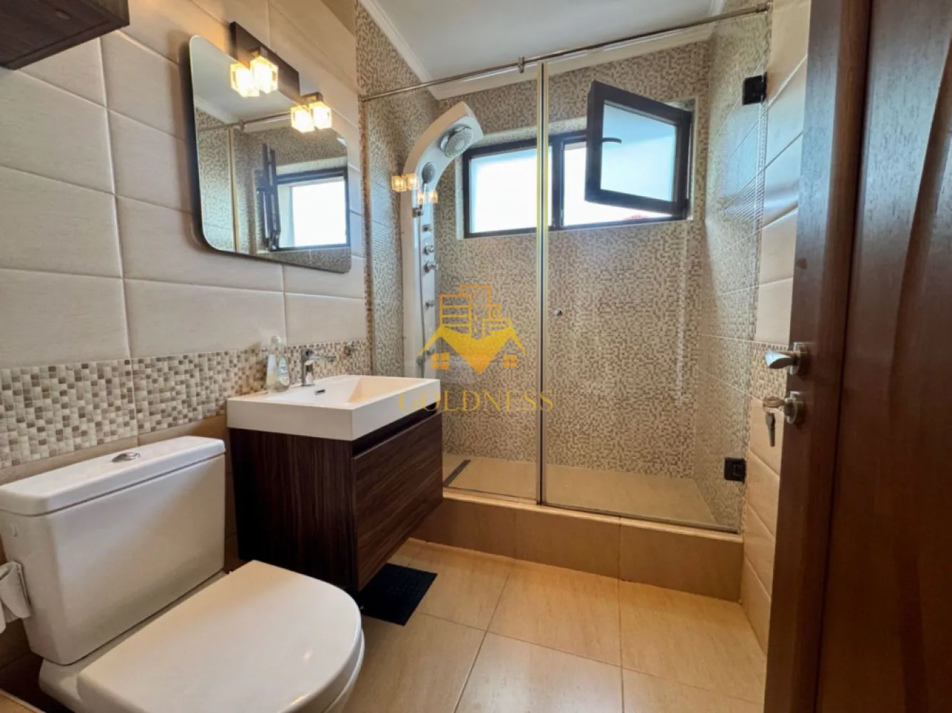 3 camere, Parcare, Zorilor, Eugen Ionesco, Observatorului, Frunzișului - GOLDNESS Imobiliare vă propune spre închiriere un apartament cu 3 camere complet mobilat și utilat, la etajul 2 într-un imobil de 2 etaje, în Cartierul Zorilor.
Dispune de 2 locuri de parcare (garaj+exterior)
Se află în apropierea stațiilor de transport în comun, magazine, restaurante, spații verzi, farmacii, etc. 

Apartamentul este compartimentat astfel:
 - doua dormitoarecu pat matrimonial, dressing, noptiere
 - living cu canapea, masa pentru cafea, comoda tv loc de servit masa 
 - bucatarie complet utilata si mobilata, loc de servit masa 
 - 2 bai, una cu dus walkin, calorifer port prosop și dulap pentru depozitare.
 - balcon 4mp.

Imobilul este dotat cu toate cele necesare- centrală proprie, frigider, aragaz, hotă, mașină de spălat haine, mașina de spălat vase, etc. 

Dacă sunteți interesați de acest apartament și doriți să îl vizionați, dar și pentru alte oferte nu ezitați să ne contactați telefonic sau prin e-mail. Vă stăm la dispoziție!
Pentru intermediere se percepe un comision de 50% din prețul chiriei!