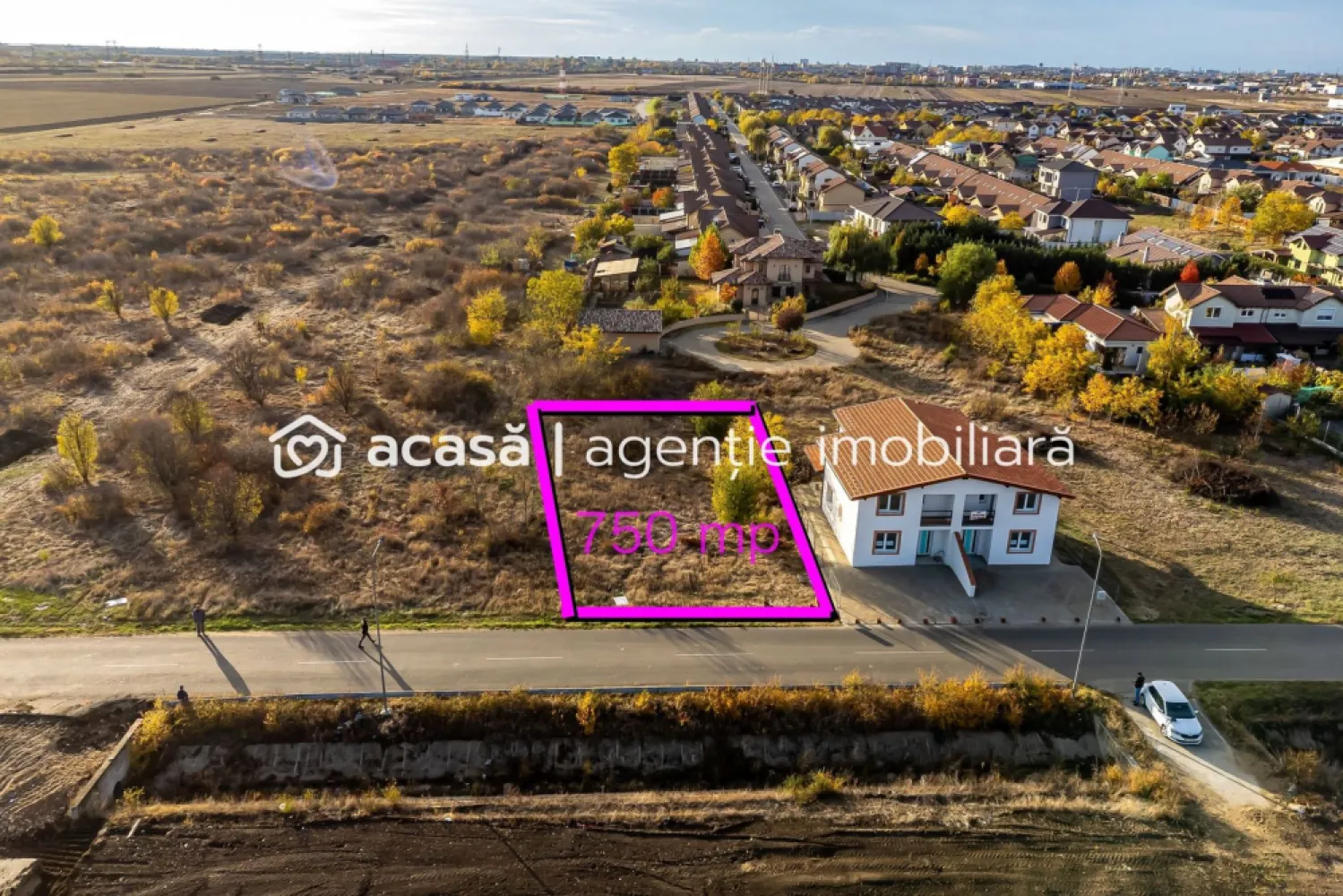 Teren 750 mp cu toate utilitățile | Via Carmina | 102 €/mp - Vă oferim spre vânzare un teren de 750 mp, cu proiect de casa inclus in pret, situat într-un cartier rezidențial în plină dezvoltare, la doar 10 minute de centrul Aradului.
Proprietatea reprezintă o oportunitate excelentă atât pentru construcția unei locuințe familiale, cât și pentru dezvoltatori care doresc să construiască un duplex modern.
Proiect avizat, Autorizatie de construire si Avize aprobate.

Preț: 77.000 €
Comision 0% pentru cumpărător
Contact: Sebastian Nica – 0722 252 639

Avantaje și caracteristici:
Suprafață totală: 750 mp | Front stradal: 23 m
Toate utilitățile disponibile la limită de proprietate (apă, gaz, curent, canalizare)
Acces direct din drum asfaltat
Cartier nou, în continuă expansiune
Vecinătăți: grădinițe, școli, centre comerciale, sală de fitness
Zonă liniștită, dar foarte bine conectată cu orașul
Proiect pentru o casa moderna inclus in pret!

O alegere inspirată pentru cei care caută spațiu, accesibilitate și potențial de creștere a valorii în timp.

Pentru detalii și vizionare:
Sebastian Nica – 0722 252 639

Nu dispui de toată suma? Te ajutăm noi gratuit! Îți obținem oferte de la 16 bănci.

Ai o proprietate de vânzare în Arad și vrei să știi cât valorează cu adevărat?
Sună-mă pentru o evaluare gratuită, fără obligații.

Birou: ACASĂ | Agenție imobiliară Arad
Bulevardul Decebal 2, Arad 310133

Cod proprietate: CP2781363