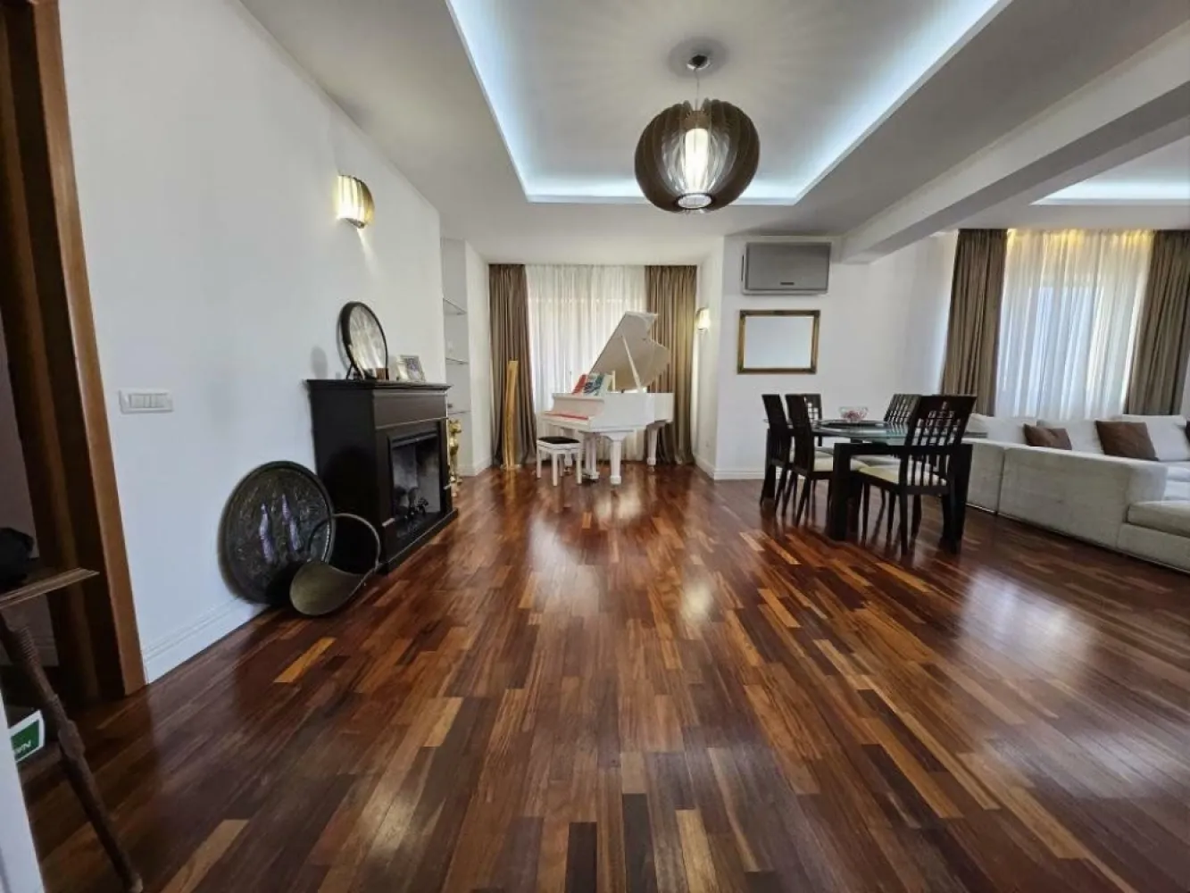 Ap. 3 cam. Herastrau Nordului 3 bai view liber parcare boxa. - Apartament superb de 3 camere situat in Cartierul Francez, la 3 minute de Parcul Herastrau.

Foarte important: beneficiaza de vedere libera, fara posibilitatea de a fi obturata ulterior.

Compartimentare - hol, living + dining, baie de oaspeti, bucatarie spatioasa inchisa cu iesire in terasa, terasa mare, 2 dormitoare, inca 2 bai cu cada si dus walk-in, dressing walk-in si balcon inchis.

Se preda asa cum este in poze, complet mobilat si utilat.

In pret sunt incluse - loc de parcare individual (incadrat de pereti) in garaj + boxa.