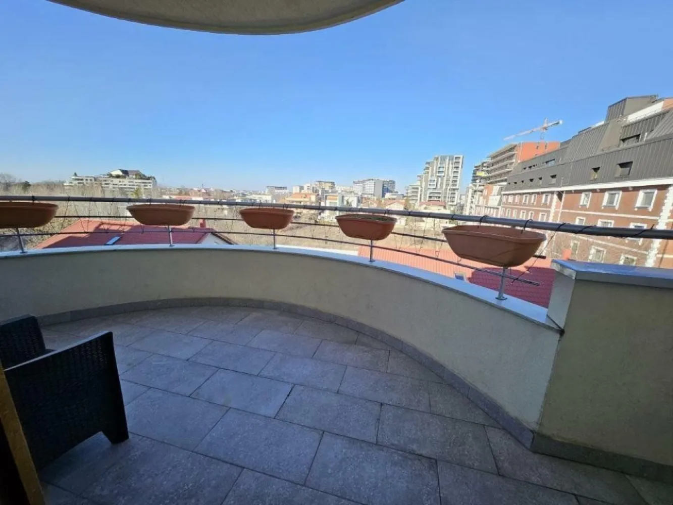 Ap. 3 cam. Herastrau Nordului 3 bai view liber parcare boxa. - Apartament superb de 3 camere situat in Cartierul Francez, la 3 minute de Parcul Herastrau.

Foarte important: beneficiaza de vedere libera, fara posibilitatea de a fi obturata ulterior.

Compartimentare - hol, living + dining, baie de oaspeti, bucatarie spatioasa inchisa cu iesire in terasa, terasa mare, 2 dormitoare, inca 2 bai cu cada si dus walk-in, dressing walk-in si balcon inchis.

Se preda asa cum este in poze, complet mobilat si utilat.

In pret sunt incluse - loc de parcare individual (incadrat de pereti) in garaj + boxa.
