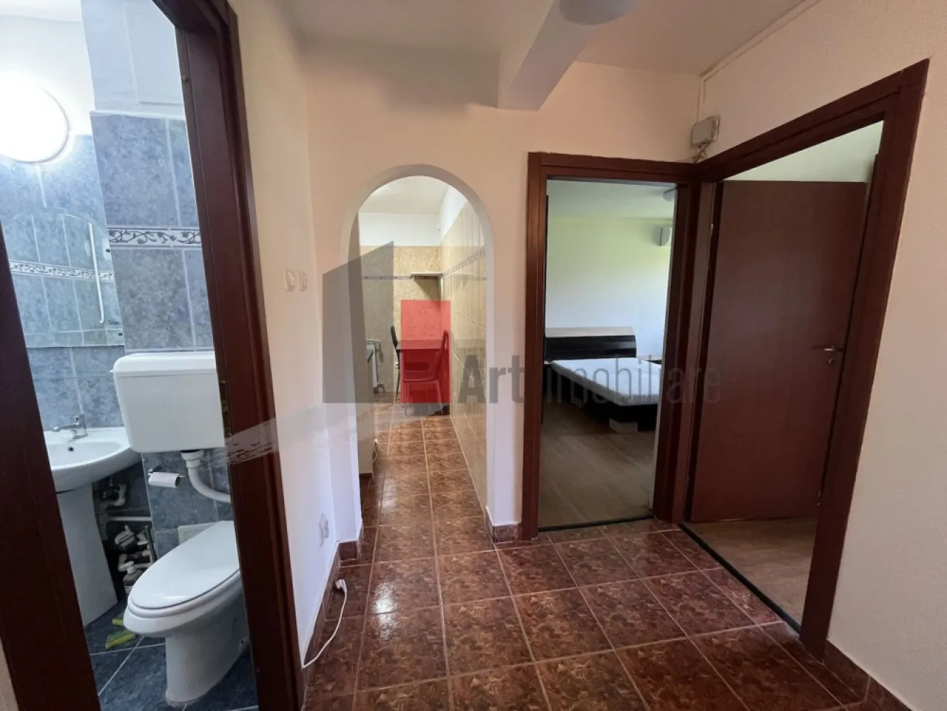 Drumul Taberei Plaza - Dr Taberei, la 5 min de metrou Parc Dr Taberei, intre Moghioros si Plaza Romania, parter/4, confort 1, decomandat, liber, utilat si mobilat, cu imbunatatiri, bloc reabilitat.Blocul este pozitionat aproape de metrou, tramvai 41, STB, parc si piata , LIDL si la 7 min de Lujerului. Actele sunt pregatite pentru vanzare.