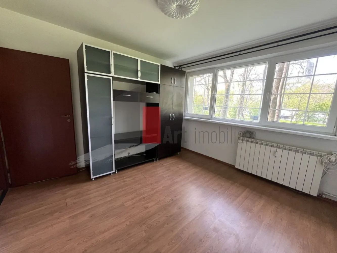 Drumul Taberei Plaza - Dr Taberei, la 5 min de metrou Parc Dr Taberei, intre Moghioros si Plaza Romania, parter/4, confort 1, decomandat, liber, utilat si mobilat, cu imbunatatiri, bloc reabilitat.Blocul este pozitionat aproape de metrou, tramvai 41, STB, parc si piata , LIDL si la 7 min de Lujerului. Actele sunt pregatite pentru vanzare.