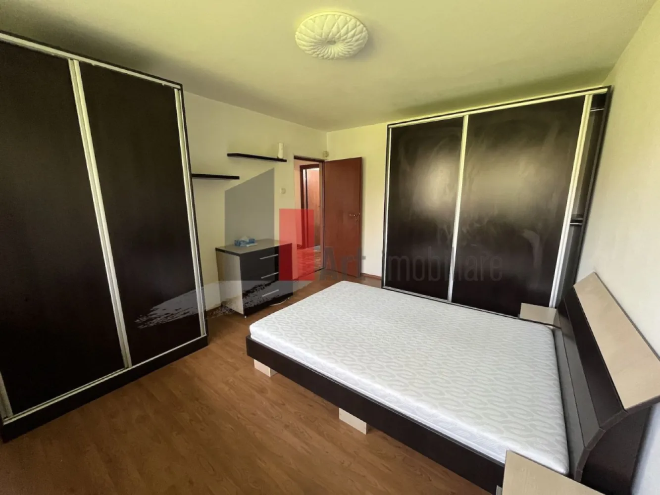 Drumul Taberei Plaza - Dr Taberei, la 5 min de metrou Parc Dr Taberei, intre Moghioros si Plaza Romania, parter/4, confort 1, decomandat, liber, utilat si mobilat, cu imbunatatiri, bloc reabilitat.Blocul este pozitionat aproape de metrou, tramvai 41, STB, parc si piata , LIDL si la 7 min de Lujerului. Actele sunt pregatite pentru vanzare.