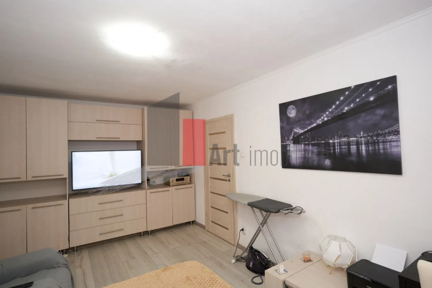 Vânzare apartament 2 camere - metrou Dristor - Vă propun spre achiziție un apartament semidecomandat de 2 camere, luminos, situat la etajul 3/10.

Complet renovat, are instalațiile electrice și sanitare schimbate. Baia are geam, pentru aerisire proprie. Suprafața utilă totală este de 51,34 mp, care include și suprafața balconului, 3,77 mp. Ușile, parchetul au fost schimbate, iar balconul a fost închis.

Apartamentul se vinde mobilat și utilat (fără televizoare). 
Imobilul este izolat termic și nu este inclus în nici o clasă de risc sau de urgență.
Este situat la 10-15 minute de mers pe jos de stația de metrou Dristor, respectiv la 5 minute de Park Lake și Parcul Cuza.
Mijloacele de transport în comun sunt la mică distanță: 311, 330, 69, 79, N104, 640; 23, 27.

În apropiere este Școala 86.

Pentru mai multe detalii și programarea unei vizionări, vă stau cu drag la dispoziție!