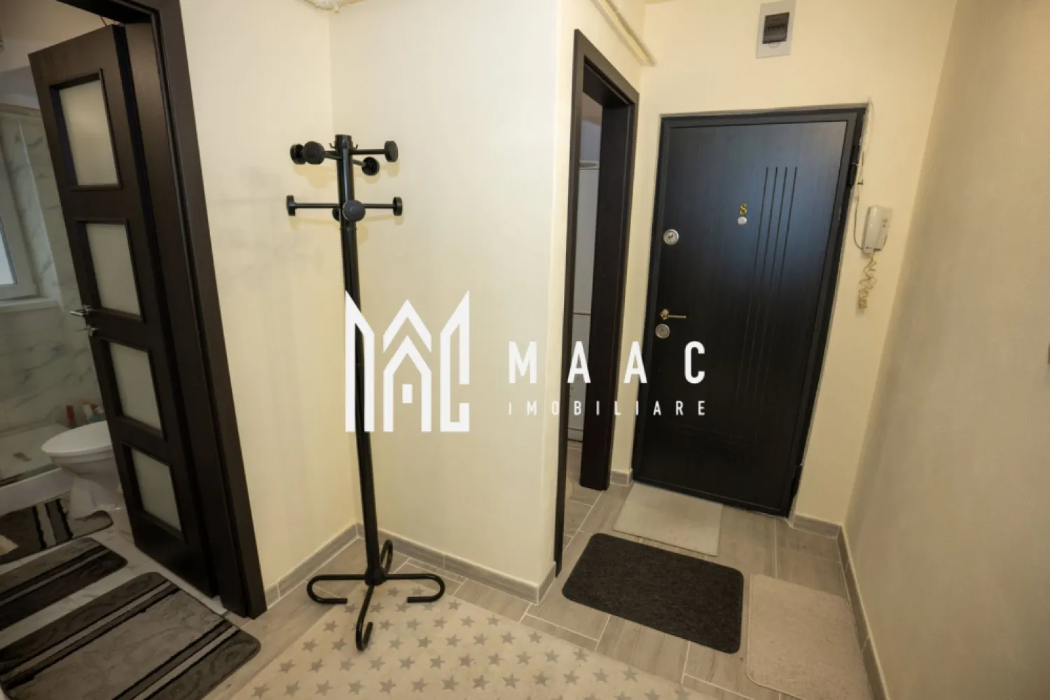 Apartament de vânzare cu două camere etaj 2 zona Gării - Apartament 2 camere, complet renovat 2022, zona Gării – 

ID anunț: CP3015393

MAAC Imobiliare vă propune spre vânzare un apartament modern cu 2 camere, semidecomandat, situat în zona Gării din Râmnicu Vâlcea, în blocul MVP 

 Localizare excelentă – poziționat într-o zonă accesibilă, aproape de parc, mijloace de transport, magazine și alte puncte de interes.

 Detalii proprietate:
Etaj 2 din 3
Bloc de cărămidă, reabilitat termic în perioada 2020–2021
Suprafață utilă: 45 mp
Balcon: 5,33 mp (izolat)
Orientare către curtea interioară – liniște și intimitate
Însorit după-amiaza până la apus 
 Renovare completă în 2022 – TOTUL NOU:

✔ Refăcut integral de la tencuială
✔ Instalație electrică nouă
✔ Instalație de încălzire nouă
✔ Centrală termică pe gaz
✔ Termopane schimbate
✔ Uși interioare noi
✔ Ușă metalică nouă la intrare
✔ Șapă nouă, parchet nou
✔ Balcon izolat

Apartamentul beneficiază de mobilier de bucătărie realizat pe comandă și electrocasnice noi, nefolosite.

 Proprietatea este ideală atât pentru locuit, cât și pentru investiție, datorită poziției excelente și a renovării complete, fără necesitatea unor investiții suplimentare.

Pentru mai multe detalii sau programarea unei vizionări, contactați MAAC Imobiliare și menționați ID CP3015393.