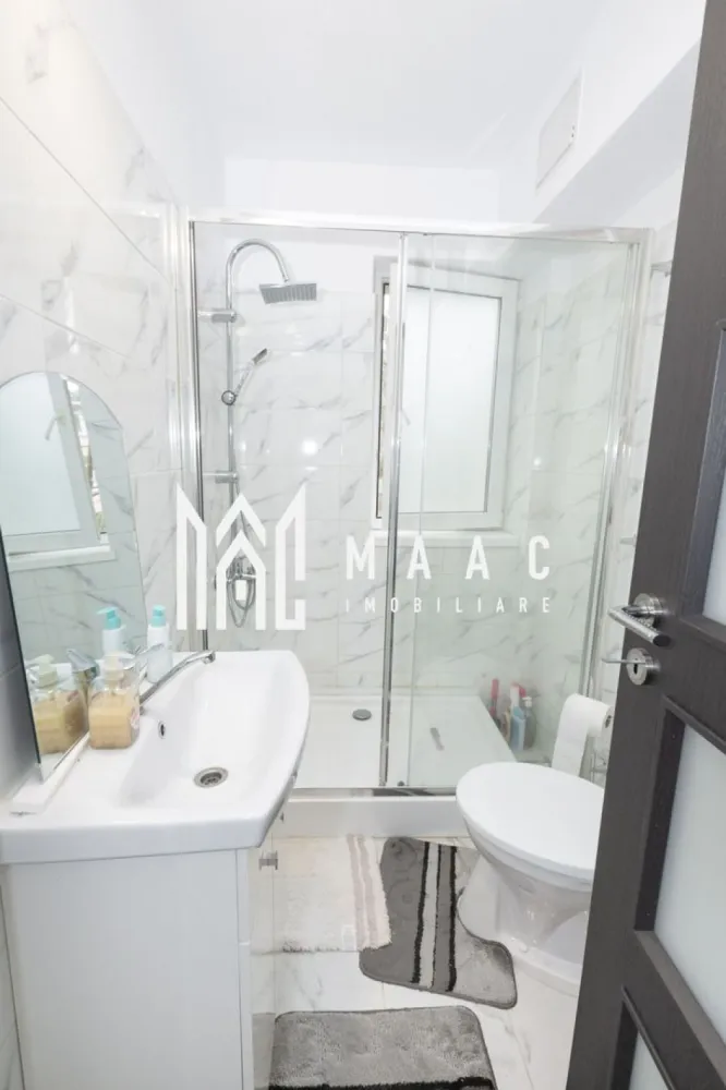 Apartament de vânzare cu două camere etaj 2 zona Gării - Apartament 2 camere, complet renovat 2022, zona Gării – 

ID anunț: CP3015393

MAAC Imobiliare vă propune spre vânzare un apartament modern cu 2 camere, semidecomandat, situat în zona Gării din Râmnicu Vâlcea, în blocul MVP 

 Localizare excelentă – poziționat într-o zonă accesibilă, aproape de parc, mijloace de transport, magazine și alte puncte de interes.

 Detalii proprietate:
Etaj 2 din 3
Bloc de cărămidă, reabilitat termic în perioada 2020–2021
Suprafață utilă: 45 mp
Balcon: 5,33 mp (izolat)
Orientare către curtea interioară – liniște și intimitate
Însorit după-amiaza până la apus 
 Renovare completă în 2022 – TOTUL NOU:

✔ Refăcut integral de la tencuială
✔ Instalație electrică nouă
✔ Instalație de încălzire nouă
✔ Centrală termică pe gaz
✔ Termopane schimbate
✔ Uși interioare noi
✔ Ușă metalică nouă la intrare
✔ Șapă nouă, parchet nou
✔ Balcon izolat

Apartamentul beneficiază de mobilier de bucătărie realizat pe comandă și electrocasnice noi, nefolosite.

 Proprietatea este ideală atât pentru locuit, cât și pentru investiție, datorită poziției excelente și a renovării complete, fără necesitatea unor investiții suplimentare.

Pentru mai multe detalii sau programarea unei vizionări, contactați MAAC Imobiliare și menționați ID CP3015393.