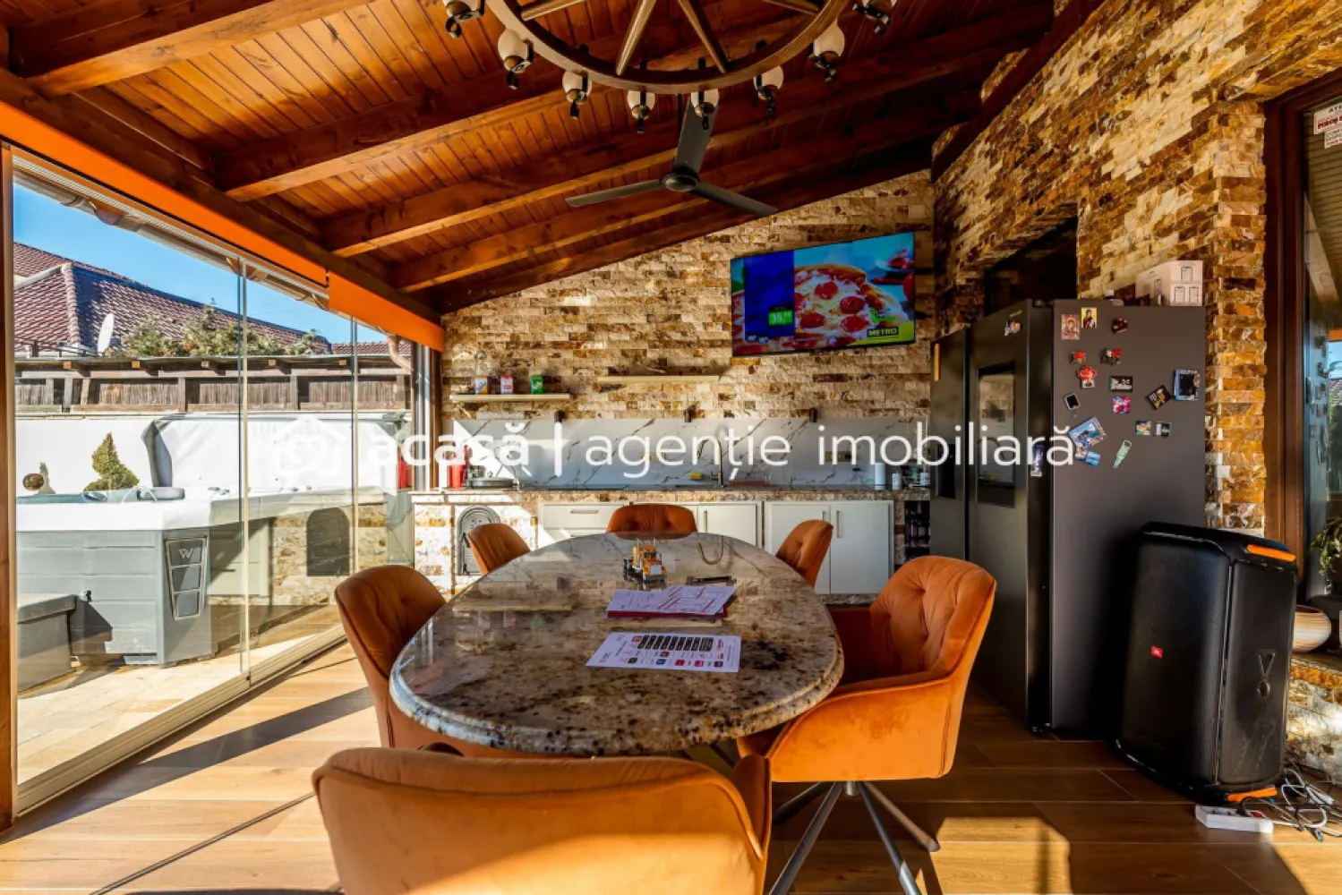 Casă SMART / 5 camere, teren 720 mp, fotovoltaice 13 kW, Aradul Nou - Îți propun spre vânzare o casă modernă situată în Aradul Nou, ideală pentru o familie care caută confort, eficiență energetică și dotări premium.

Proprietatea este amplasată pe un teren de 720 mp, se vinde mobilată și utilată și este pregătită pentru mutare imediată.

Compartimentare: 4 dormitoare | 3 băi | 2 dressinguri | living + dining + bucătărie | birou / dormitor pentru oaspeți | terasă secundară

Mansardă: dormitor matrimonial cu baie și dressing | 2 dormitoare | baie | dressing separat

Dotări și confort: încălzire și răcire în pardoseală | pompă de căldură apă–apă conectată la foraj hidrogeologic | sistem fotovoltaic 13 kW | termostat individual în camere | senzori de incendiu | casă smart | sistem de securitate wireless | supraveghere video | video-interfon | control de la distanță pentru electrocasnice

Exterior amenajat complet: garaj automatizat pentru 2 mașini | terasă de 40 mp închisă cu sticlă securizată glisantă | bucătărie exterioară cu blat din granit | zonă BBQ | jacuzzi 5 persoane | magazie | padoc pentru câini | pomi fructiferi

Proprietatea este potrivită pentru cei care își doresc o casă eficientă, cu costuri predictibile și nivel ridicat de independență energetică.

Preț listare: 349.000 Euro | Comision 0% | Posibilitate de achiziție în tranșe

Pentru detalii, fișa completă sau programarea unei vizionări: Mihai Molnar – consultant imobiliar | 0761 899 230 | Telefon / WhatsApp

Dacă ai nevoie de finanțare, îți pot obține gratuit oferte de la 16 bănci.

Ai o proprietate de vânzare în Arad? Îți ofer o evaluare gratuită, fără obligații.

ACASĂ | Agenție imobiliară Arad
Bulevardul Decebal 2, Arad 310133