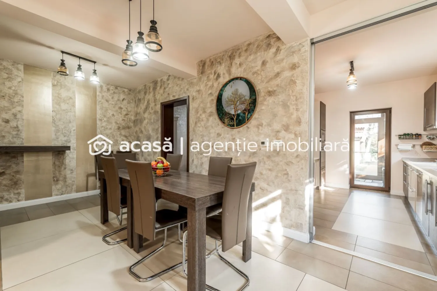 Casă SMART / 5 camere, teren 720 mp, fotovoltaice 13 kW, Aradul Nou - Îți propun spre vânzare o casă modernă situată în Aradul Nou, ideală pentru o familie care caută confort, eficiență energetică și dotări premium.

Proprietatea este amplasată pe un teren de 720 mp, se vinde mobilată și utilată și este pregătită pentru mutare imediată.

Compartimentare: 4 dormitoare | 3 băi | 2 dressinguri | living + dining + bucătărie | birou / dormitor pentru oaspeți | terasă secundară

Mansardă: dormitor matrimonial cu baie și dressing | 2 dormitoare | baie | dressing separat

Dotări și confort: încălzire și răcire în pardoseală | pompă de căldură apă–apă conectată la foraj hidrogeologic | sistem fotovoltaic 13 kW | termostat individual în camere | senzori de incendiu | casă smart | sistem de securitate wireless | supraveghere video | video-interfon | control de la distanță pentru electrocasnice

Exterior amenajat complet: garaj automatizat pentru 2 mașini | terasă de 40 mp închisă cu sticlă securizată glisantă | bucătărie exterioară cu blat din granit | zonă BBQ | jacuzzi 5 persoane | magazie | padoc pentru câini | pomi fructiferi

Proprietatea este potrivită pentru cei care își doresc o casă eficientă, cu costuri predictibile și nivel ridicat de independență energetică.

Preț listare: 349.000 Euro | Comision 0% | Posibilitate de achiziție în tranșe

Pentru detalii, fișa completă sau programarea unei vizionări: Mihai Molnar – consultant imobiliar | 0761 899 230 | Telefon / WhatsApp

Dacă ai nevoie de finanțare, îți pot obține gratuit oferte de la 16 bănci.

Ai o proprietate de vânzare în Arad? Îți ofer o evaluare gratuită, fără obligații.

ACASĂ | Agenție imobiliară Arad
Bulevardul Decebal 2, Arad 310133