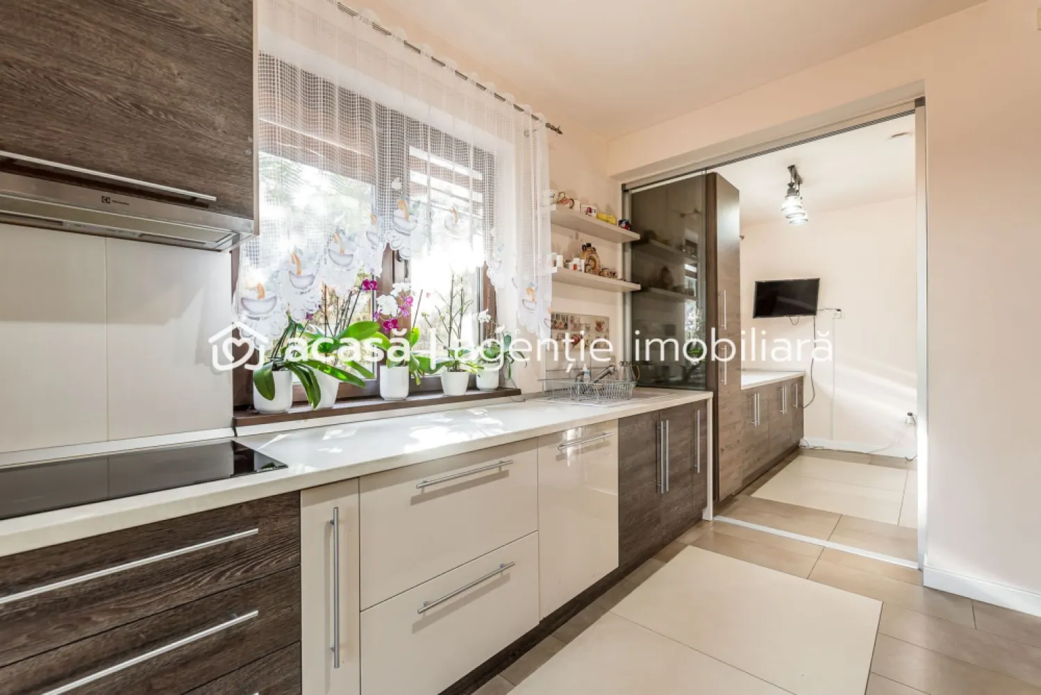 Casă SMART / 5 camere, teren 720 mp, fotovoltaice 13 kW, Aradul Nou - Îți propun spre vânzare o casă modernă situată în Aradul Nou, ideală pentru o familie care caută confort, eficiență energetică și dotări premium.

Proprietatea este amplasată pe un teren de 720 mp, se vinde mobilată și utilată și este pregătită pentru mutare imediată.

Compartimentare: 4 dormitoare | 3 băi | 2 dressinguri | living + dining + bucătărie | birou / dormitor pentru oaspeți | terasă secundară

Mansardă: dormitor matrimonial cu baie și dressing | 2 dormitoare | baie | dressing separat

Dotări și confort: încălzire și răcire în pardoseală | pompă de căldură apă–apă conectată la foraj hidrogeologic | sistem fotovoltaic 13 kW | termostat individual în camere | senzori de incendiu | casă smart | sistem de securitate wireless | supraveghere video | video-interfon | control de la distanță pentru electrocasnice

Exterior amenajat complet: garaj automatizat pentru 2 mașini | terasă de 40 mp închisă cu sticlă securizată glisantă | bucătărie exterioară cu blat din granit | zonă BBQ | jacuzzi 5 persoane | magazie | padoc pentru câini | pomi fructiferi

Proprietatea este potrivită pentru cei care își doresc o casă eficientă, cu costuri predictibile și nivel ridicat de independență energetică.

Preț listare: 349.000 Euro | Comision 0% | Posibilitate de achiziție în tranșe

Pentru detalii, fișa completă sau programarea unei vizionări: Mihai Molnar – consultant imobiliar | 0761 899 230 | Telefon / WhatsApp

Dacă ai nevoie de finanțare, îți pot obține gratuit oferte de la 16 bănci.

Ai o proprietate de vânzare în Arad? Îți ofer o evaluare gratuită, fără obligații.

ACASĂ | Agenție imobiliară Arad
Bulevardul Decebal 2, Arad 310133