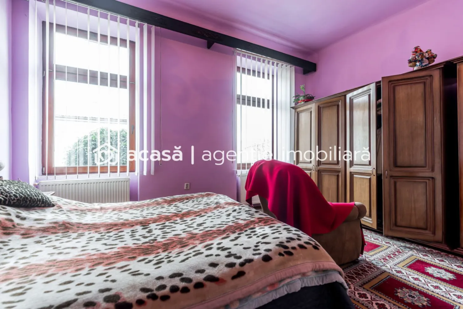Apartament cu 3 Camere la Casă pe Strada I.L. Caragiale, Arad - 🌟 Oportunitate de Neratat! 🌟
 Comision 0 la cumpărare.
Îți dorești un cămin confortabil, situat într-o zonă centrală și vibrantă? Te invităm să descoperi genul de proprietate rară pe piață, acest apartament cu 3 camere, perfect pentru tine!

Detalii Apartament:

Locație: central, Strada I.L. Caragiale, Arad

Living spațios
Dormitor confortabil
Bucătărie funcțională
Baie 
Boxă în pivniță pentru depozitare
A treia cameră cu intrare separată, ideală pentru birou sau studio, ce poate fi unită cu restul proprietății

Curte comună: Un spațiu verde perfect pentru relaxare cu doar 4 vecini
Locație excelentă: în centrul orașului, restaurante și transport public
Loc de parcare gratuit: Un avantaj rar în zona centrală
Preț: 94.900 euro

Nu rata ocazia de a transforma acest apartament în căminul tău! Contactează-ne pentru mai multe detalii sau pentru a programa o vizionare.

📞 Contact: 0724 694 458
📧 Email: dorel.veres@acasaarad.ro

Fiecare zi este o nouă oportunitate de a face un pas spre visul tău! ✨ Nu dispui de toată suma? Te ajutăm noi gratuit! Îți obținem oferte de la 16 bănci.

Ai o proprietate de vânzare în Arad și vrei să știi cât valorează cu adevărat?

Sună-mă pentru o evaluare gratuită, fără obligații.

Birou: ACASĂ | Agenție imobiliară Arad

Bulevardul Decebal 2, Arad 310133