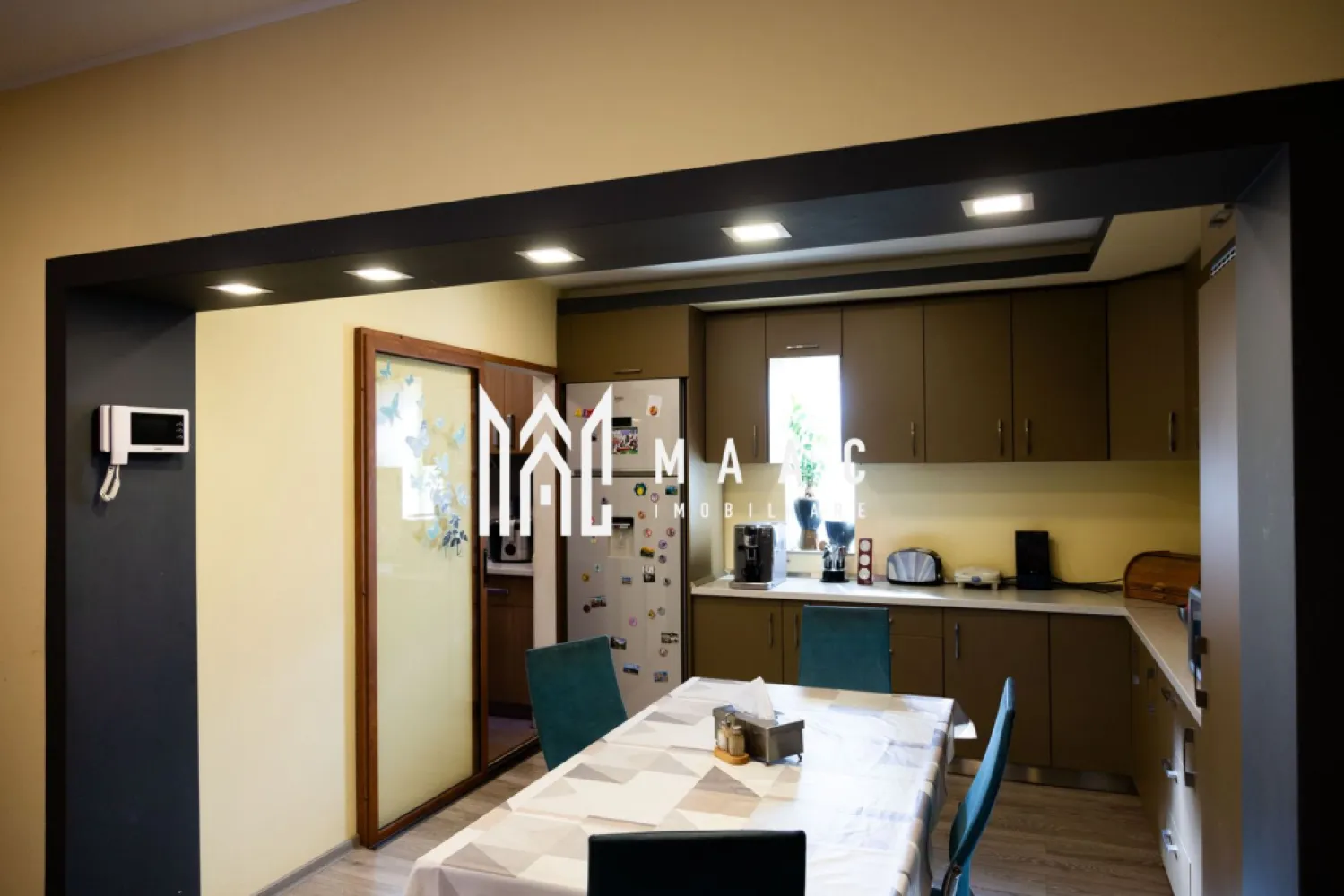 Casa 6 camere | P+M | Curte | 270 MPU | Zona Centrala - MAAC Imobiliare va prezinta o casa tip vila in zona Centrala. Adresa: Sibiu Tip Proprietate: Vilă An construcție: 2006 Suprafață teren: 414 mp (244 mp în folosire + 170 mp în spatele curții) Suprafață utilă: 270 mp Caracteristici principale: Construcție și Izolație Material: Cărămidă Izolație termică: Polistiren 12 cm Geamuri: Triplu stratificate pentru eficiență energetică superioară Renovare exterior: 2016 Sisteme și Utilități Centrală termică proprie: Asigură încălzirea eficientă a întregii case Panouri fotovoltaice: Instalate în 2024, cu o capacitate de 5KW, contribuind la sustenabilitatea energetică și reducerea costurilor de utilități Curent trifazic: Disponibil pentru spatiul comercial de la parter Distribuție și Amenajări Interioare Parter: Spațiu comercial: Aproximativ 45 mp, cu utilități separate, incluzând centrală termică proprie și curent trifazic. Poate fi utilizat atât ca birouri cât și ca spațiu de producție. A fost autorizat anterior pentru producție de panificație și patiserie. Hol: Cu scări de acces spre mansardă. Pivniță: Ideală pentru depozitare. Living: Spațios și luminos, cu zonă de dining, complet mobilat. Baie și Bucătărie: Complet mobilate și echipate. Mansardă: Living: Confortabil și elegant Dormitoare: Patru dormitoare spațioase, fiecare mobilat Baie: funcțională. Terasă: Perfectă pentru momente de relaxare în aer liber. Spațiu suplimentar amenajat ca bibliotecă, accesibil prin scara interioară. Exterior și teren: Suprafață teren: 414 mp, din care 244 mp sunt în folosire curentă, iar 170 mp sunt în spatele curții, oferind posibilități variate de amenajare. Grădină: Oportunitate pentru amenajare peisagistică, loc de joacă pentru copii sau grădină de relaxare. Opțiuni de vânzare: Proprietatea se poate vinde atât mobilată complet, cât și nemobilată, în funcție de preferințele cumpărătorului. Pentru mai multe detalii precizati telefonic ca ati vazut anuntul cu ID: CP2041681 }}