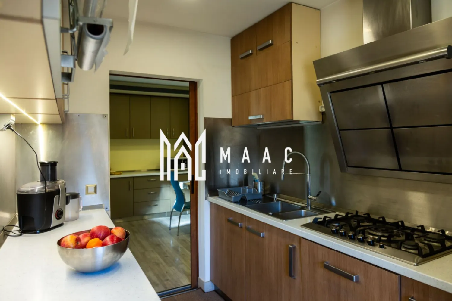 Casa 6 camere | P+M | Curte | 270 MPU | Zona Centrala - MAAC Imobiliare va prezinta o casa tip vila in zona Centrala. Adresa: Sibiu Tip Proprietate: Vilă An construcție: 2006 Suprafață teren: 414 mp (244 mp în folosire + 170 mp în spatele curții) Suprafață utilă: 270 mp Caracteristici principale: Construcție și Izolație Material: Cărămidă Izolație termică: Polistiren 12 cm Geamuri: Triplu stratificate pentru eficiență energetică superioară Renovare exterior: 2016 Sisteme și Utilități Centrală termică proprie: Asigură încălzirea eficientă a întregii case Panouri fotovoltaice: Instalate în 2024, cu o capacitate de 5KW, contribuind la sustenabilitatea energetică și reducerea costurilor de utilități Curent trifazic: Disponibil pentru spatiul comercial de la parter Distribuție și Amenajări Interioare Parter: Spațiu comercial: Aproximativ 45 mp, cu utilități separate, incluzând centrală termică proprie și curent trifazic. Poate fi utilizat atât ca birouri cât și ca spațiu de producție. A fost autorizat anterior pentru producție de panificație și patiserie. Hol: Cu scări de acces spre mansardă. Pivniță: Ideală pentru depozitare. Living: Spațios și luminos, cu zonă de dining, complet mobilat. Baie și Bucătărie: Complet mobilate și echipate. Mansardă: Living: Confortabil și elegant Dormitoare: Patru dormitoare spațioase, fiecare mobilat Baie: funcțională. Terasă: Perfectă pentru momente de relaxare în aer liber. Spațiu suplimentar amenajat ca bibliotecă, accesibil prin scara interioară. Exterior și teren: Suprafață teren: 414 mp, din care 244 mp sunt în folosire curentă, iar 170 mp sunt în spatele curții, oferind posibilități variate de amenajare. Grădină: Oportunitate pentru amenajare peisagistică, loc de joacă pentru copii sau grădină de relaxare. Opțiuni de vânzare: Proprietatea se poate vinde atât mobilată complet, cât și nemobilată, în funcție de preferințele cumpărătorului. Pentru mai multe detalii precizati telefonic ca ati vazut anuntul cu ID: CP2041681 }}