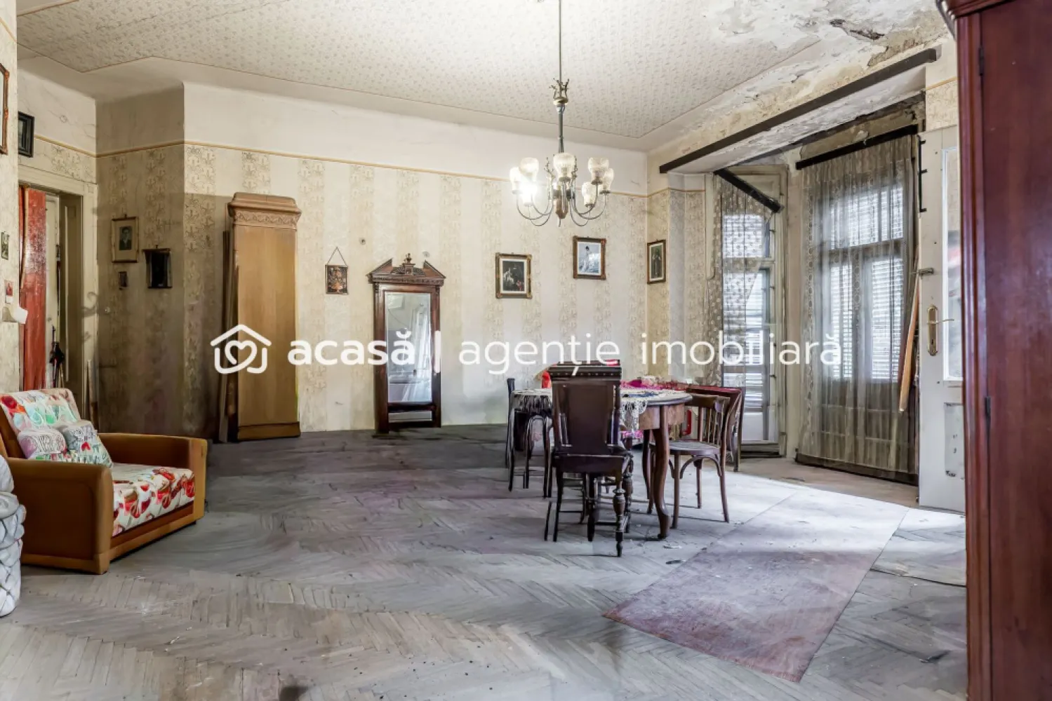 Apartament ultracentral cu 4 camere partial amenajat Comision 0 - Comision 0%
Va propun in exclusivitate un apartament cu 4 camere , situat pe strada Stefan Ciocio Pop intr-o cladire cu o frumusete aparte, recent restaurata , la etajul 2 din 3.

IMPORTANT: Locuinta este compusa din doua apartamente avand coridorul comun, iar incaperile separate ( Vezi schita in poze)
Imobilul dispune de o suprafata utila de aprox 140 mp plus boxa de la subsol. Un apartament este amenajat si celalalt este neamenajat. 

Compartimentarea este dupa cum urmeaza : coridor comun de acces, 2 bucatarii, 2 bai, 3 dormitoare si un living cu potential enorm.
Confortul termic este asigurat prin centrala proprie pe gaz , cu calorifere (apartamentul amenajat) si aparat de aer conditionat.

Instalatia electrica a fost refacuta in anul 2022 , iar cea sanitara in 2018. (in apartamentul amenajat)
Apartamentele se vand si separat pretul fiind de 69.500 euro cel neamenajat si 88.000 euro cel amenajat.

📞 Pentru detalii și programarea unei vizionări:
Blaga Flavius – 0754467525 Consultant imobiliar acreditat APAIR (Asociația Profesională a Agenților Imobiliari din România)

Nu dispui de toată suma? Te ajutăm noi gratuit! Îți obținem oferte de la 16 bănci.
Ai o proprietate de vânzare în Arad și vrei să știi cât valorează cu adevărat?

Birou: ACASĂ | Agenție imobiliară Arad
Adresă: Bulevardul Decebal 2, Arad 310133