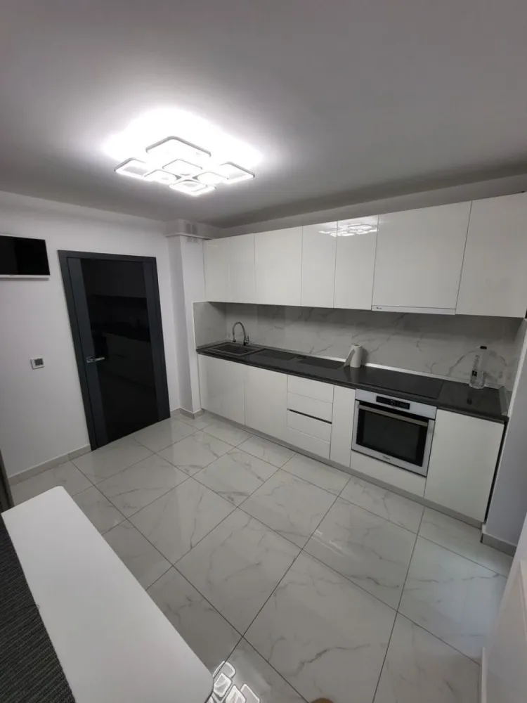 Vand apt. 2 cam. Soseaua Arcu tip vilă billa gara. - Agenția BRASADAS vinde apartament cu 2 camere la blocurile tip vila pe soseua Arcu, mobilat si utilat premium.

Apartamentul a fost decapat în anul 2023 pana la ultimul strat de jur împrejur inclusiv pardoseala si s-a pus extrudat jos si apoi incalzirea in pardoseala.
Au fost scoși peste 700 de saci de moloz din apartament.

Avem pozele cu fiecare stadiu al lucrării, renovarea a fost peste 50 000 € și rămâne și cu mobila și electrocasnicele cum sunt în poze.

Instalație termică (încălzire prin pardoseala cu termostate pe fiecare camera).

Instalație sanitara - totul nou inclusiv gheurile.

Instalație electrică - totul nou Schneider culoare gri.

Tamplarie noua termopan 3 geamuri 7 camere.

Baia este făcută 75% cu vopsea de la Loggia pe pereți, faianta fiind doar în duș.

Aer condiționat.

Gresie pe jos în toată casa, fiind mult mai recomandata la încălzirea în pardoseala.

Design premium in fiecare încăpere.

Poate fi transformat și în spațiu comercial (cabinet, centru de desfacere , etc), datorita configurației și poziției.

Prețul este fix și fara schimburi.

În acte este parter dar din camere și balcon de vede ca la etajul 1.

Suprafata este de 65 mp utili cu balcon închis.

Rămâne mobilat exact ca în poze.

NU SE INCHIRIAZA! Prețul este fix.
