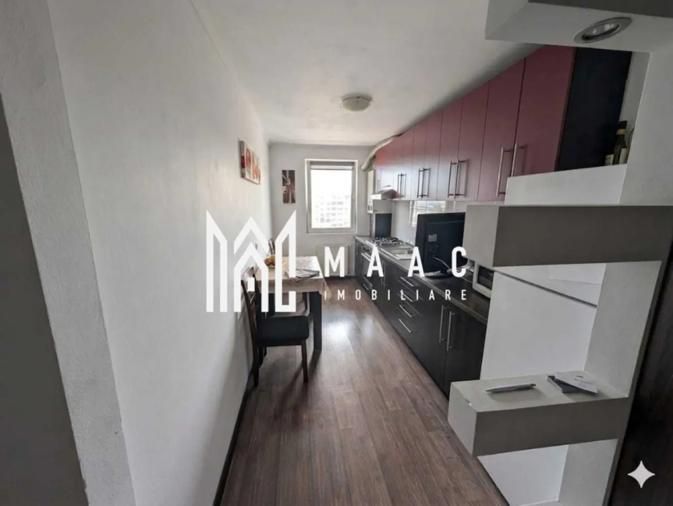 Garsoniera | 46 MPU | Decomandată | Investitie | Lazaret - MAAC Imobiliare propune spre vânzare o garsonieră decomandată, situată la etajul 4 al unui imobil din Sibiu, potrivită atât pentru locuire, cât și pentru investiție.

Locuința are o suprafață utilă de 46 mp și beneficiază de o compartimentare eficientă, care oferă confort și funcționalitate:

cameră spațioasă;
bucătărie separată;
baie cu cabină de duș;
spații bine organizate pentru depozitare.

Garsoniera dispune de mobilier realizat la comandă și se predă mobilată și utilată cu electrocasnicele necesare. Finisajele în nuanțe deschise și pardoseala din lemn contribuie la un ambient plăcut și luminos.

Proprietatea este amplasată într-o zonă cu acces rapid către zona centrală, magazine de cartier, stații de autobuz, restaurante și cafenele. În apropiere se află și spații verzi, ideale pentru relaxare și activități în aer liber.

Avantaje:

compartimentare decomandată;
suprafață generoasă pentru o garsonieră;
mobilier la comandă;
acces rapid către centru;
mijloace de transport în apropiere;
potrivită pentru investiție sau locuit.

Pentru mai multe detalii precizati telefonic ca ati vazut anuntul cu ID: CP3078166